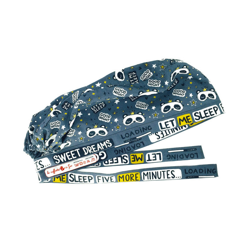 La cuffia medica ideale per gli anestesisti ma anche per i dormiglioni e per chi ha sempre bisogno di 5 minuti in più di sonno! qui tante piccole maschere per dormire a forma di panda con stelline su sfondo grigio