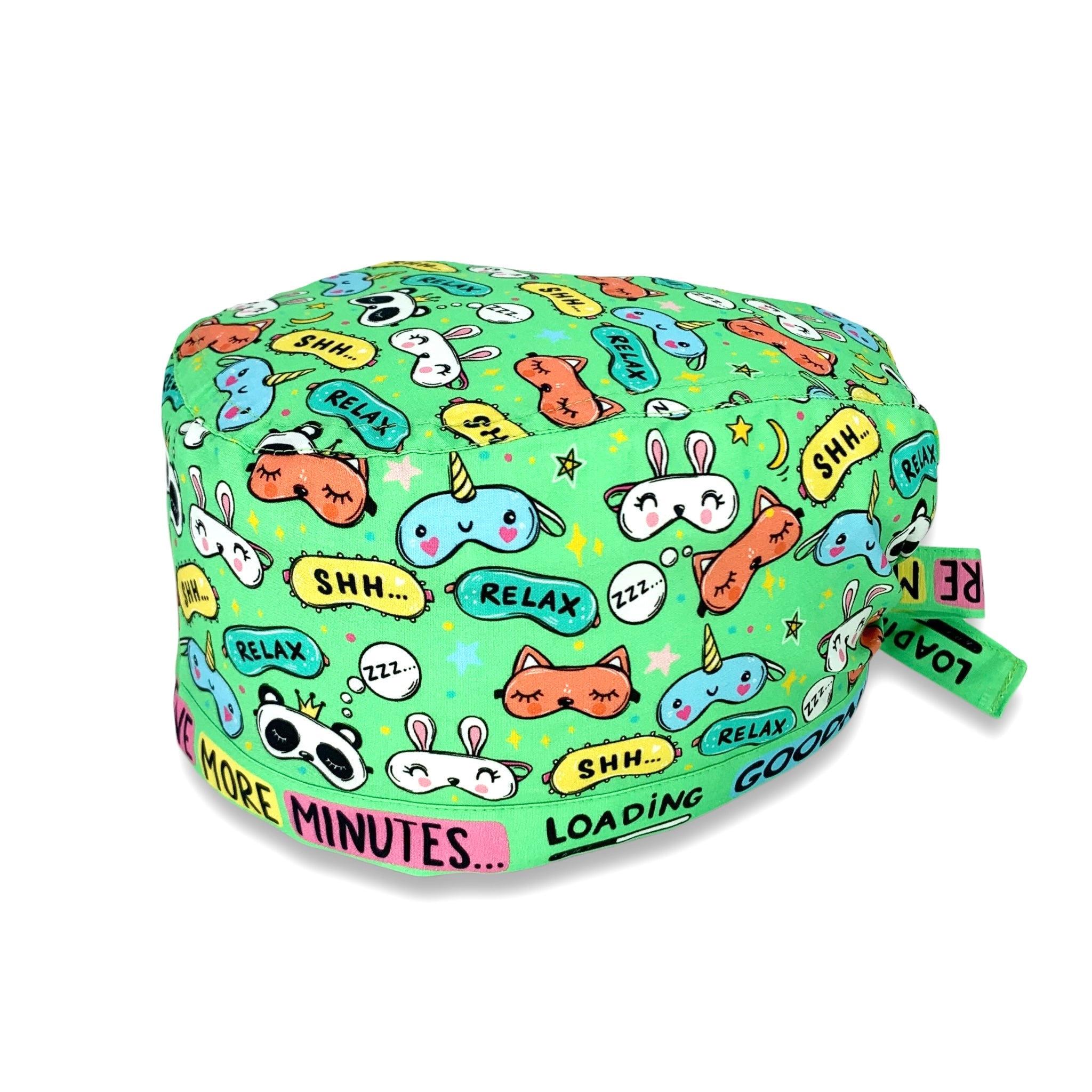 La cuffia medica ideale per gli anestesisti ma anche per i dormiglioni e per chi ha sempre bisogno di 5 minuti in più di sonno! qui tante piccole maschere per dormire a forma di animaletti con stelline su sfondo verde lime