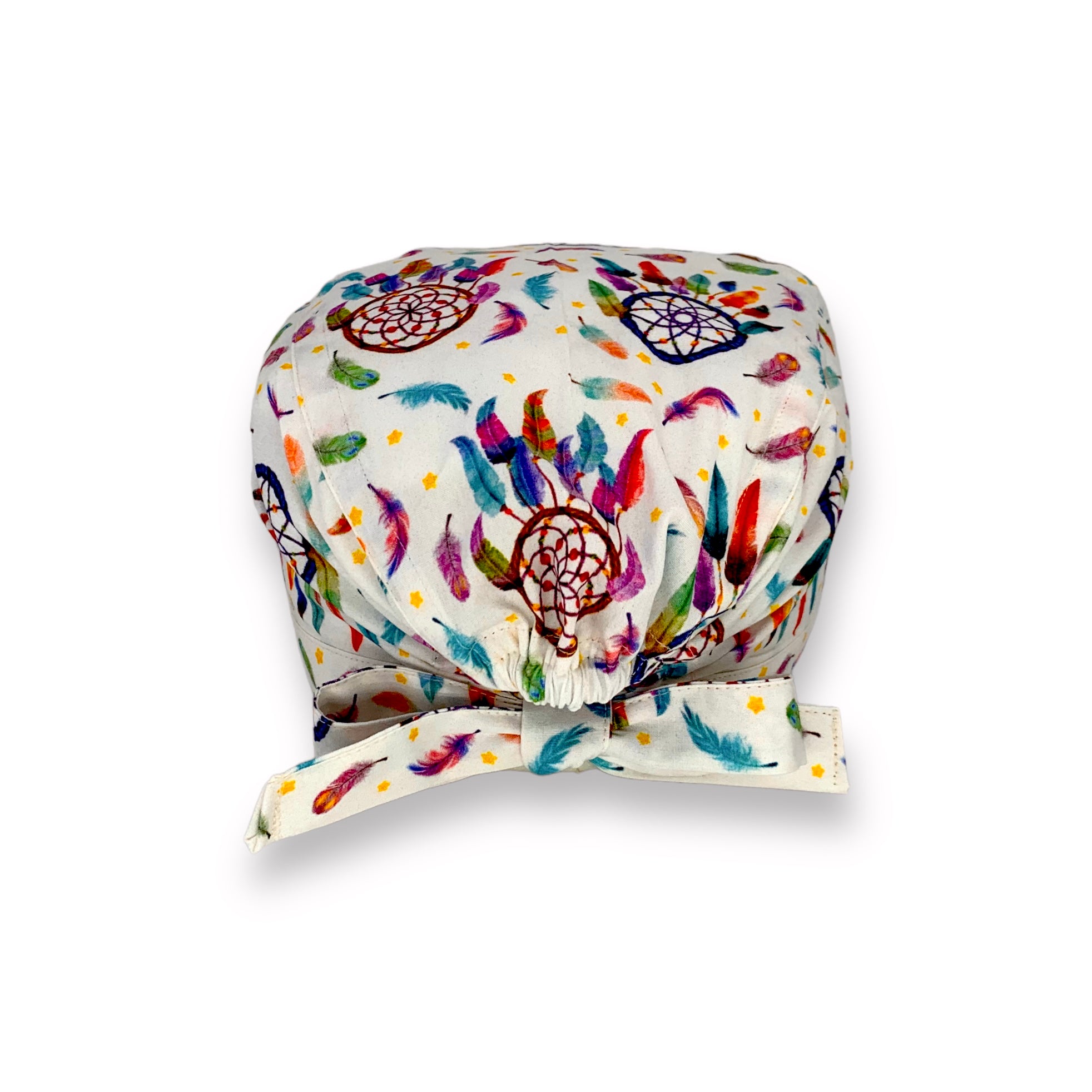 L'acchiappasogni è un oggetto fatto di legno e piume, ricco di significati, un portafortuna, beneaugurale, qui ce ne sono tanti fatti di coloratissime piume, su delicato sfondo beige