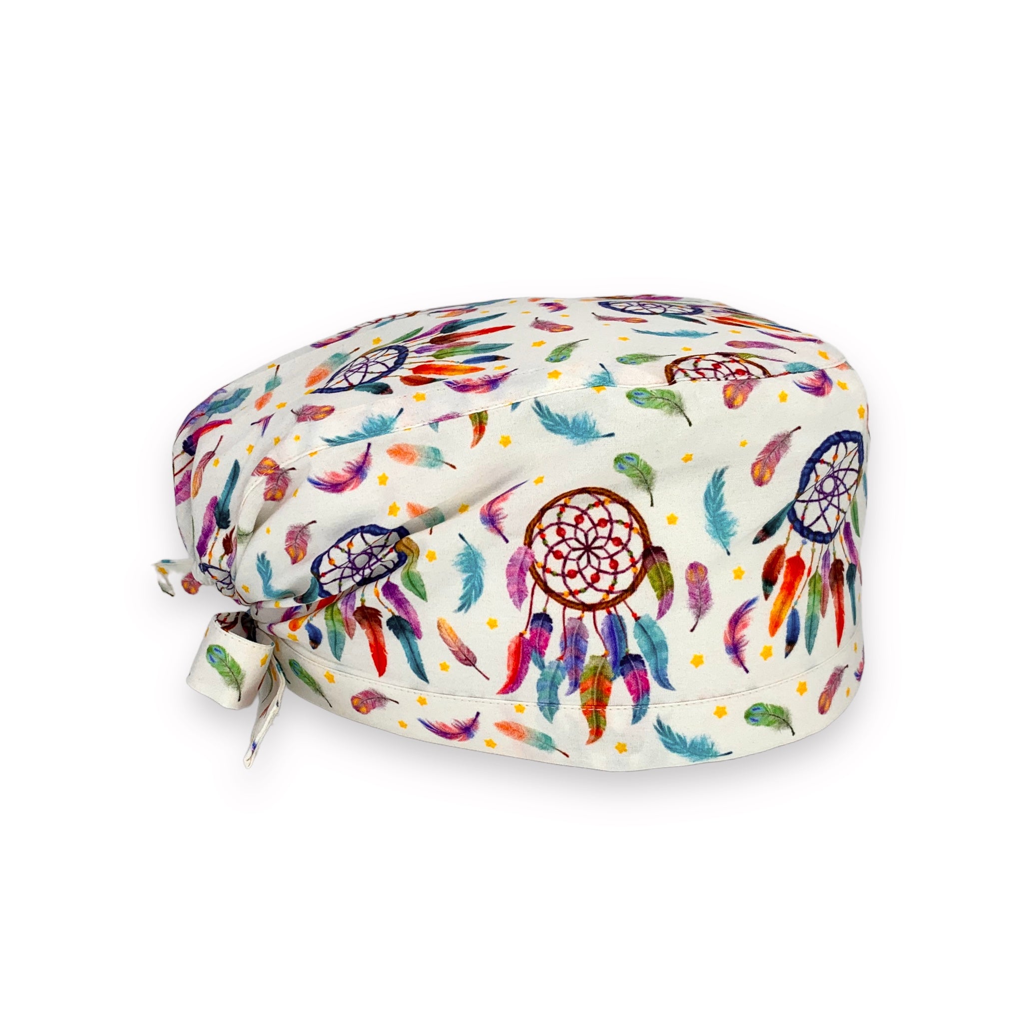 L'acchiappasogni è un oggetto fatto di legno e piume, ricco di significati, un portafortuna, beneaugurale, qui ce ne sono tanti fatti di coloratissime piume, su delicato sfondo beige