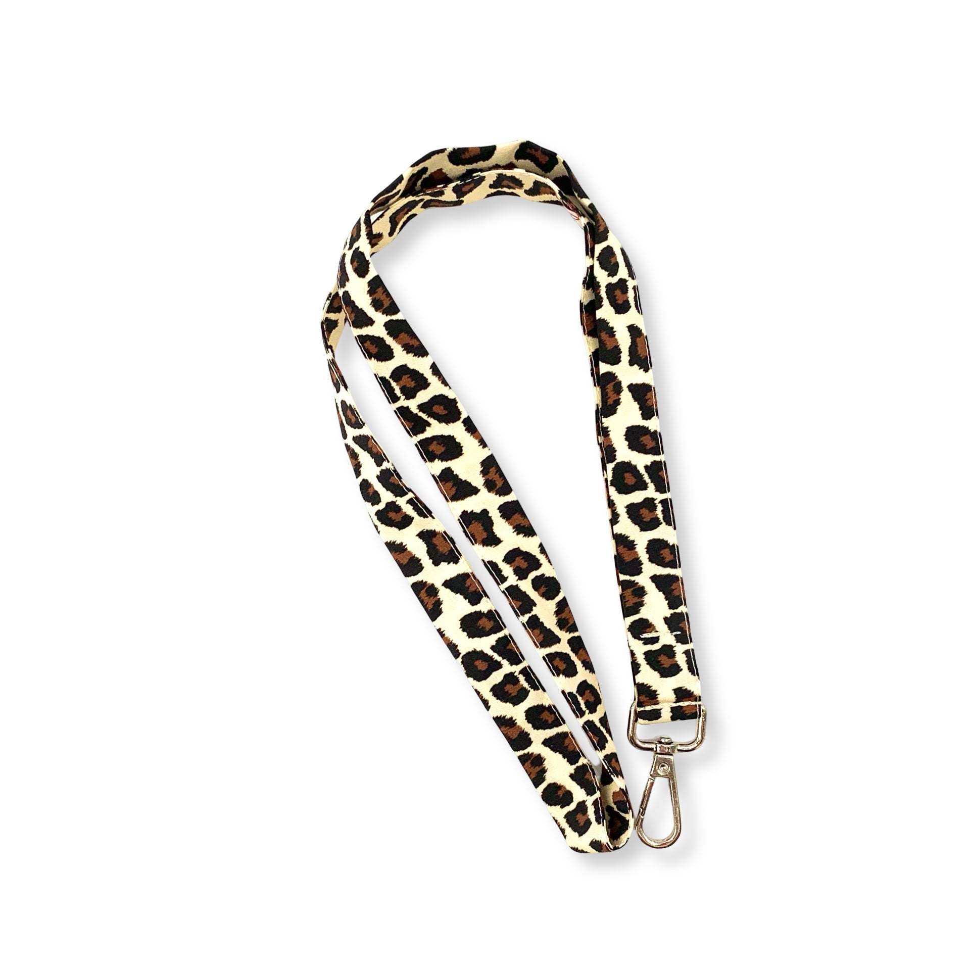 Una fascetta da collo portabadge con unaa raffinata fantasia animalier nell'audace abbinamento nero e beige. È lunga 45 cm e corredata di moschettone in metallo separabile per il lavaggio grazie al bottone automatico