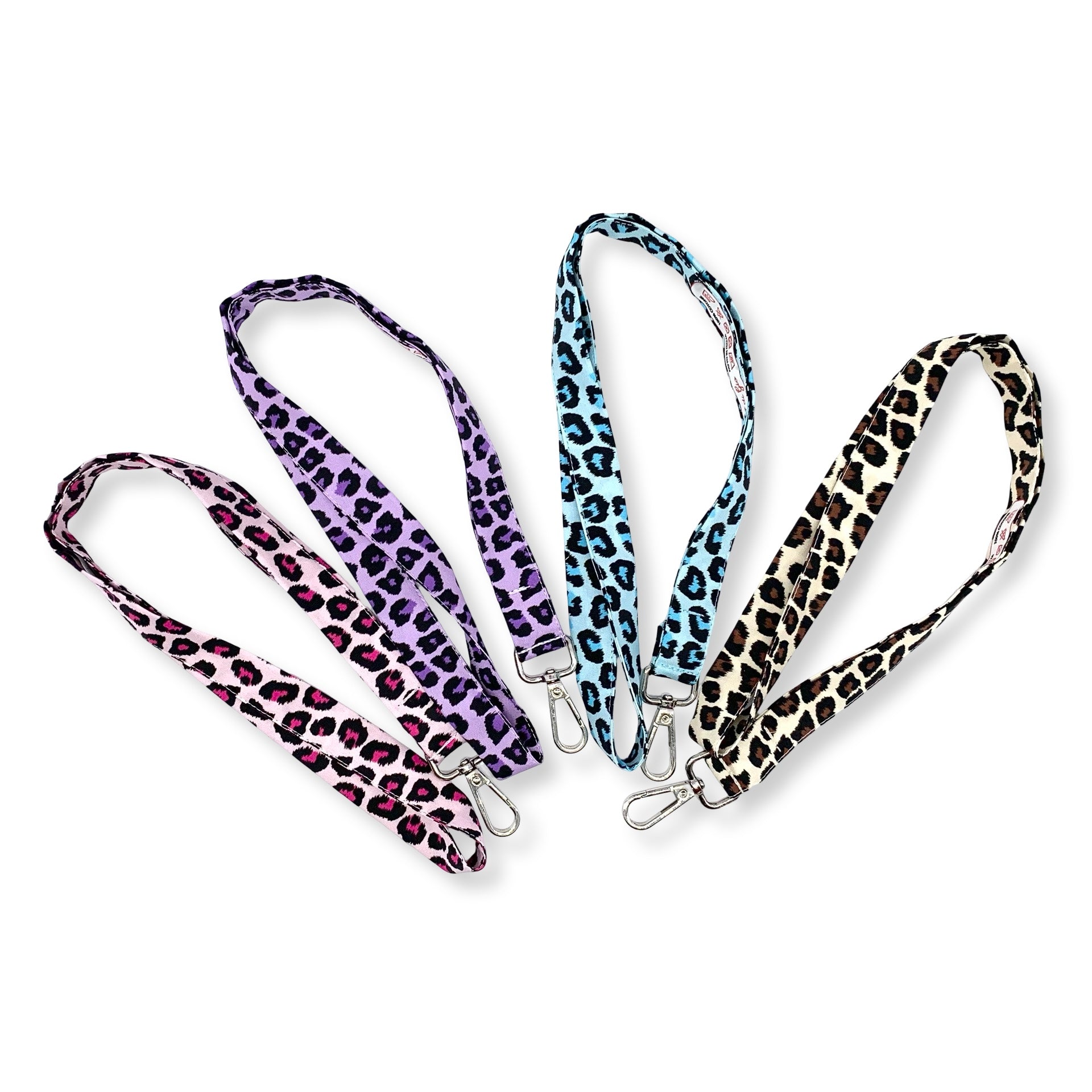 Una fascetta da collo portabadge con unaa raffinata fantasia animalier nell'audace abbinamento nero e rosa, azzurro, beige o lilla. È lunga 45 cm e corredata di moschettone in metallo separabile per il lavaggio grazie al bottone automatico 