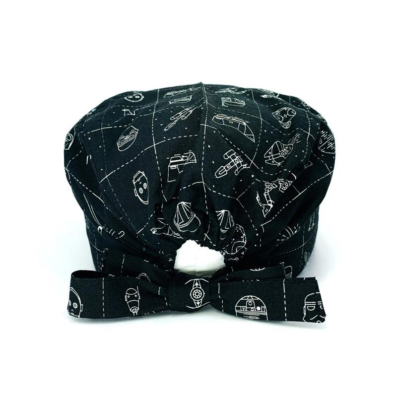 Una cuffietta che rappresenta armi e maschere iconiche delle saghe spaziali, con un design lineare su base nera.