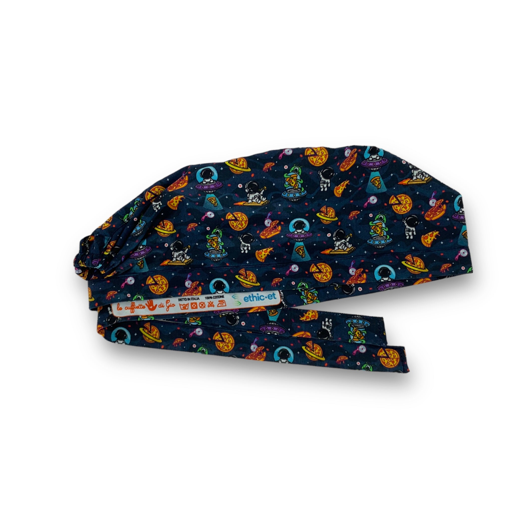 Divertente cartoon di astronauta nello spazio con fette di pizza