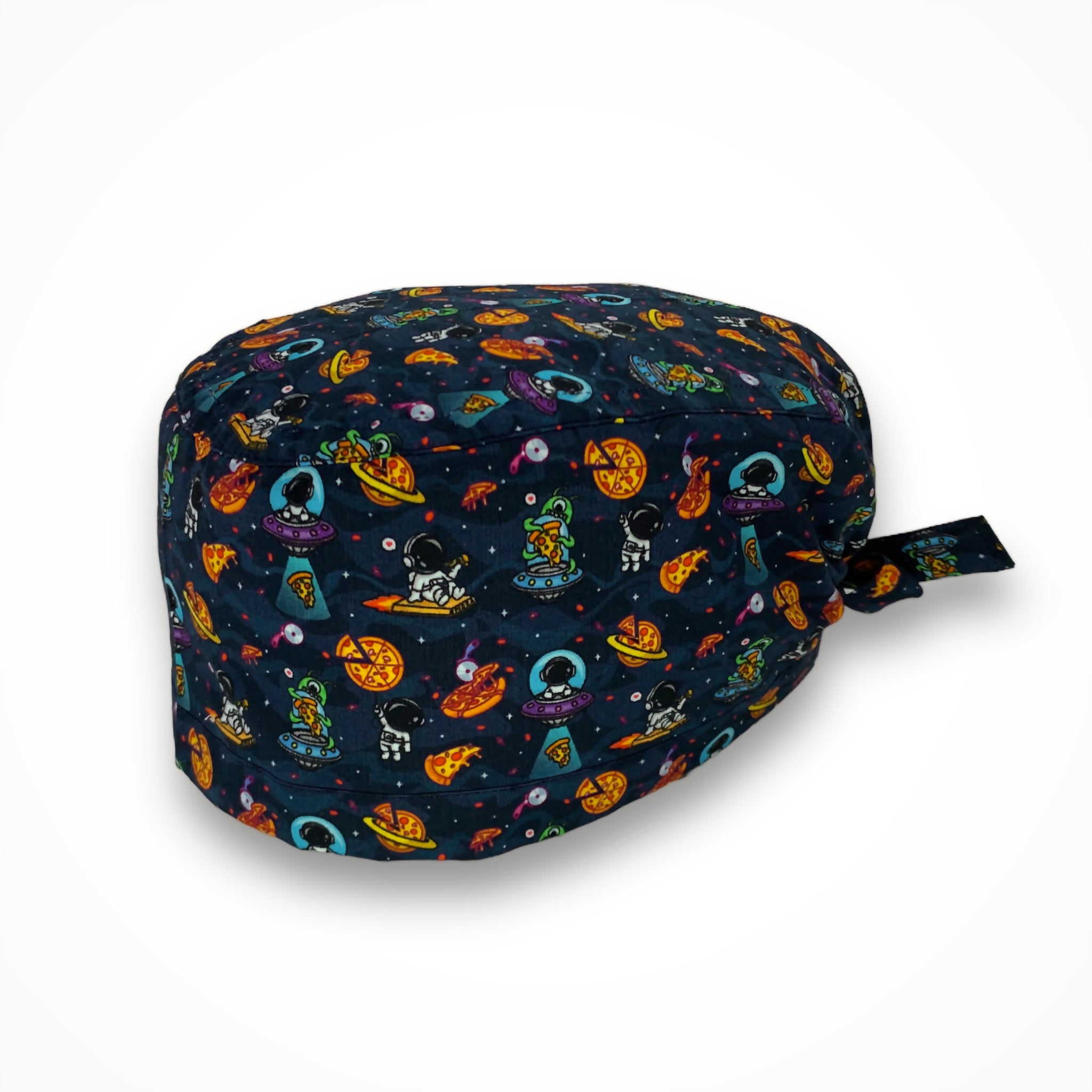 Divertente cartoon di astronauta nello spazio con fette di pizza