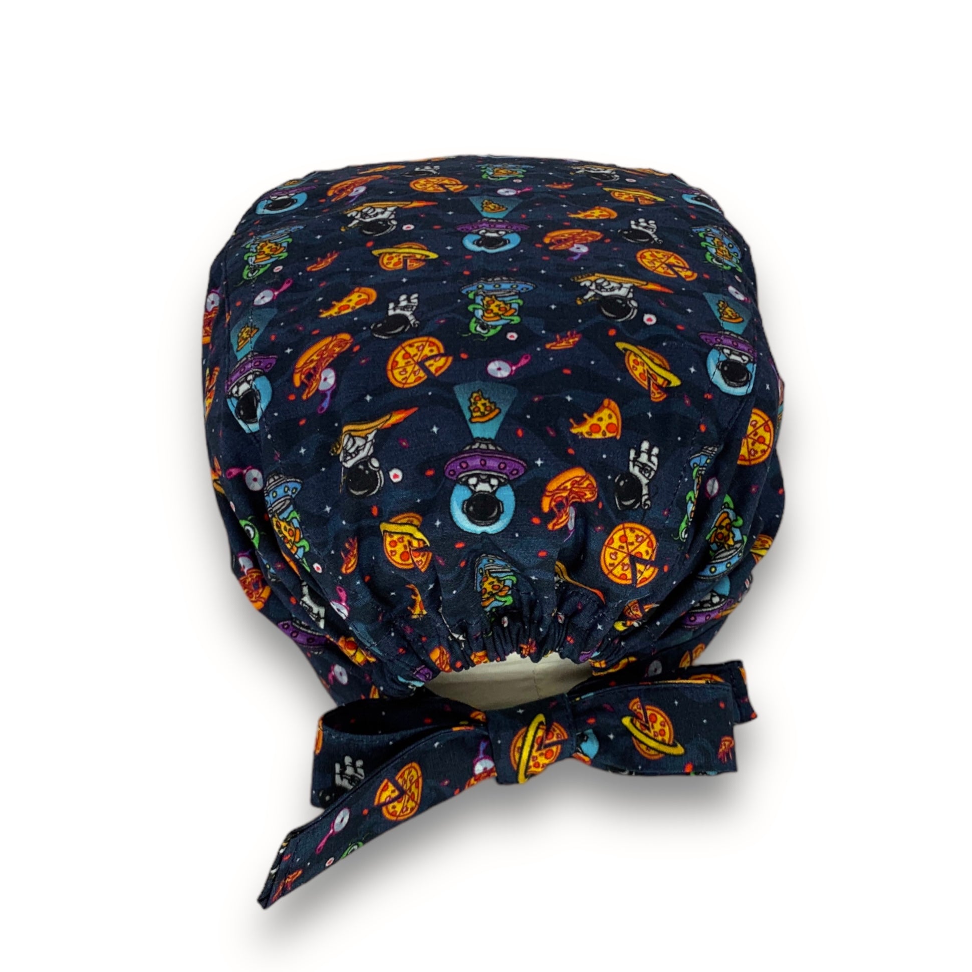 Divertente cartoon di astronauta nello spazio con fette di pizza