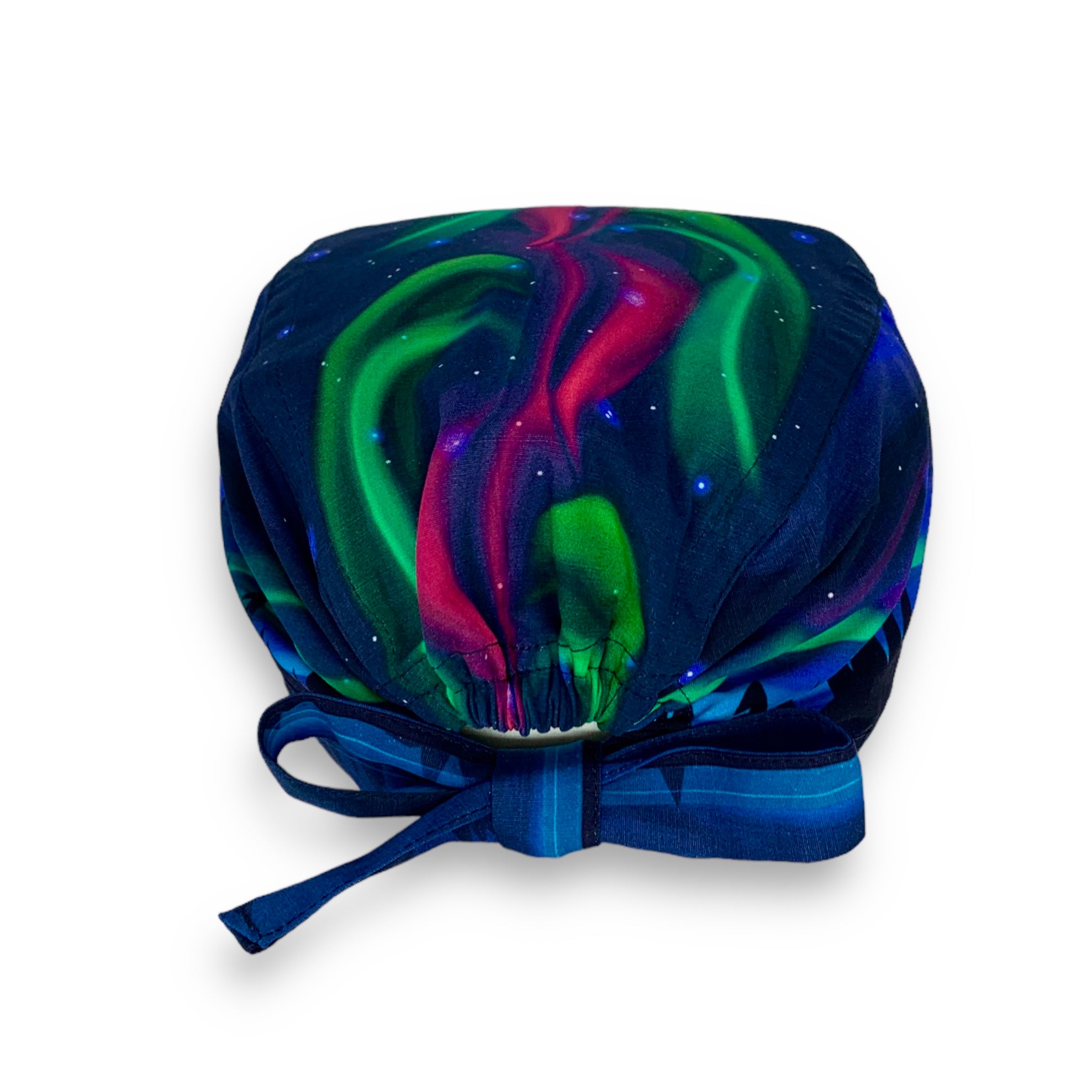 Un panorama mozzafiato, luci colorate squarciano il cielo scuro della notte di un'aurora boreale sullo sfondo alberi