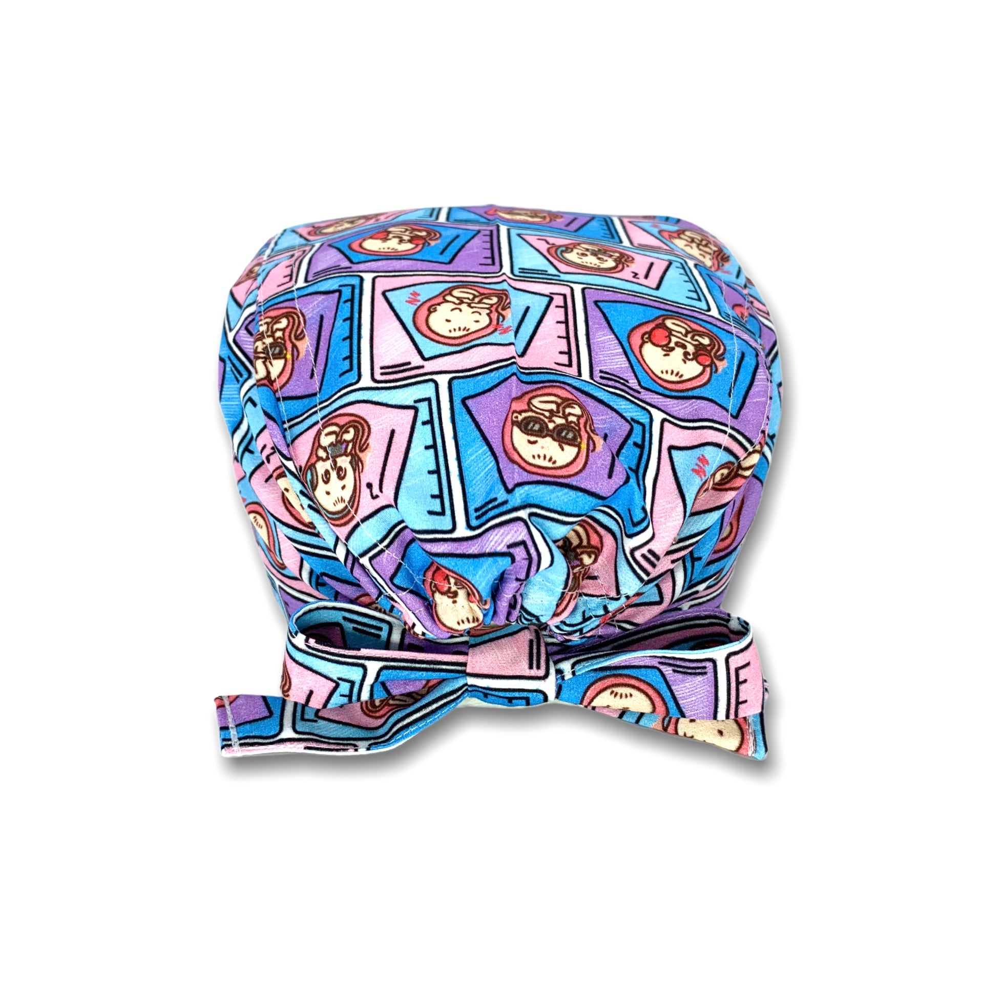 Una cuffietta con immagini cartoon di un bebè visto nell'ecografo, sfondo bianco e disegni lilla, rosa, azzurro