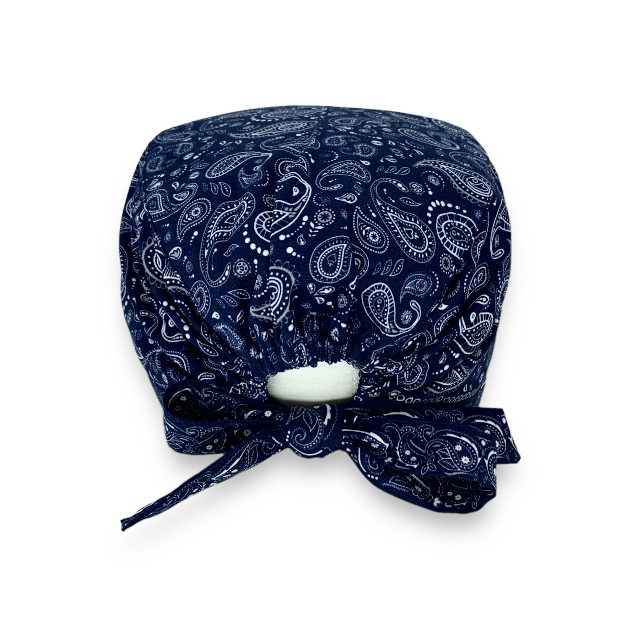 Una classica fantasia Paisley, perfettamente incorniciata dalla fascetta inferiore su sfondo blu