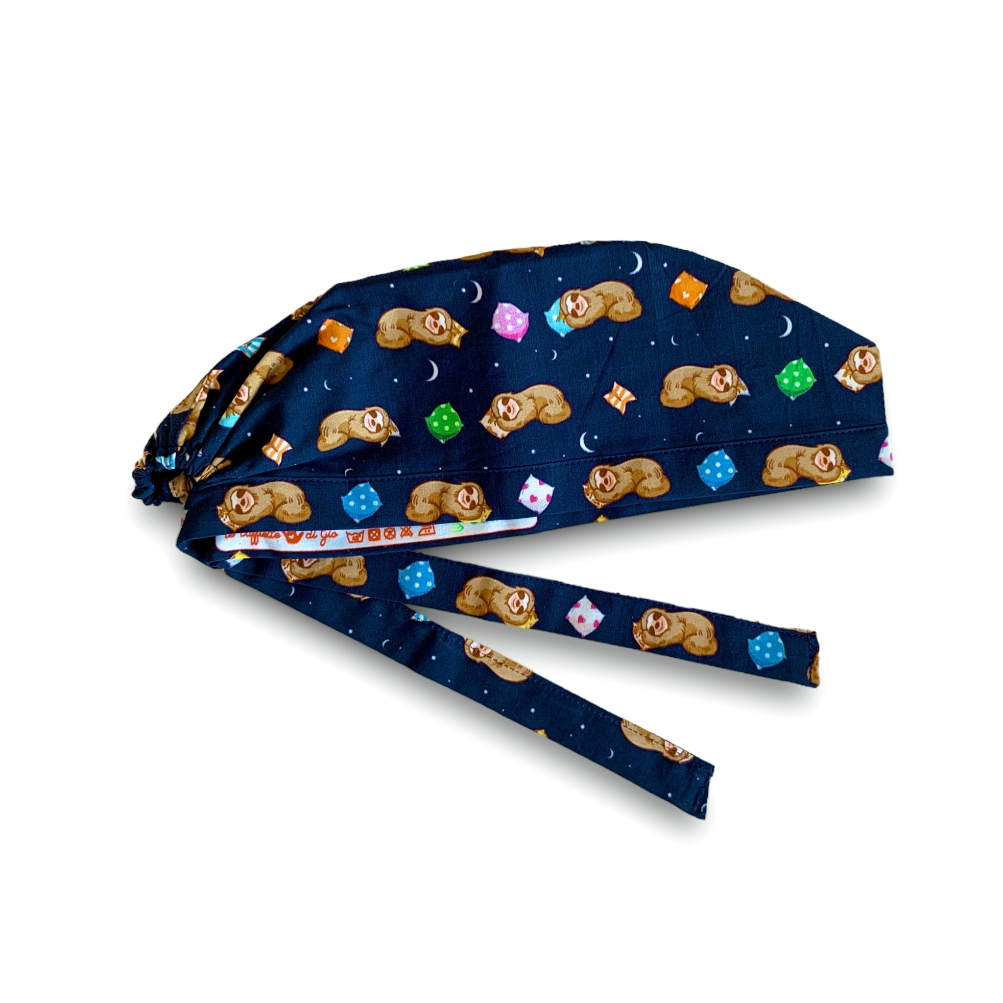 Cuffietta chirurgica blu con bradipi distesi su cuscini colorati, stelline bianche e piccole lune bianche