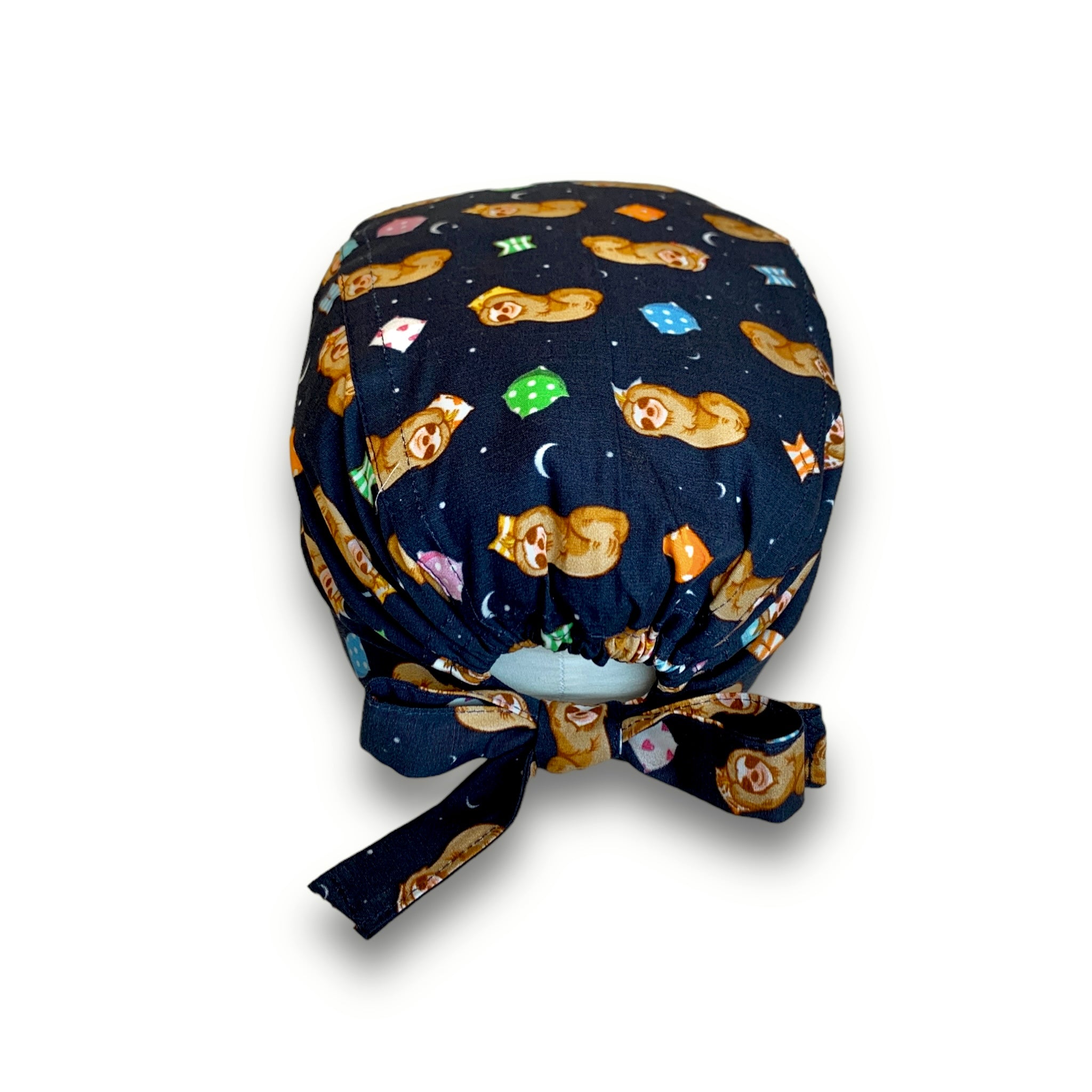 Cuffietta chirurgica blu con bradipi distesi su cuscini colorati, stelline bianche e piccole lune bianche