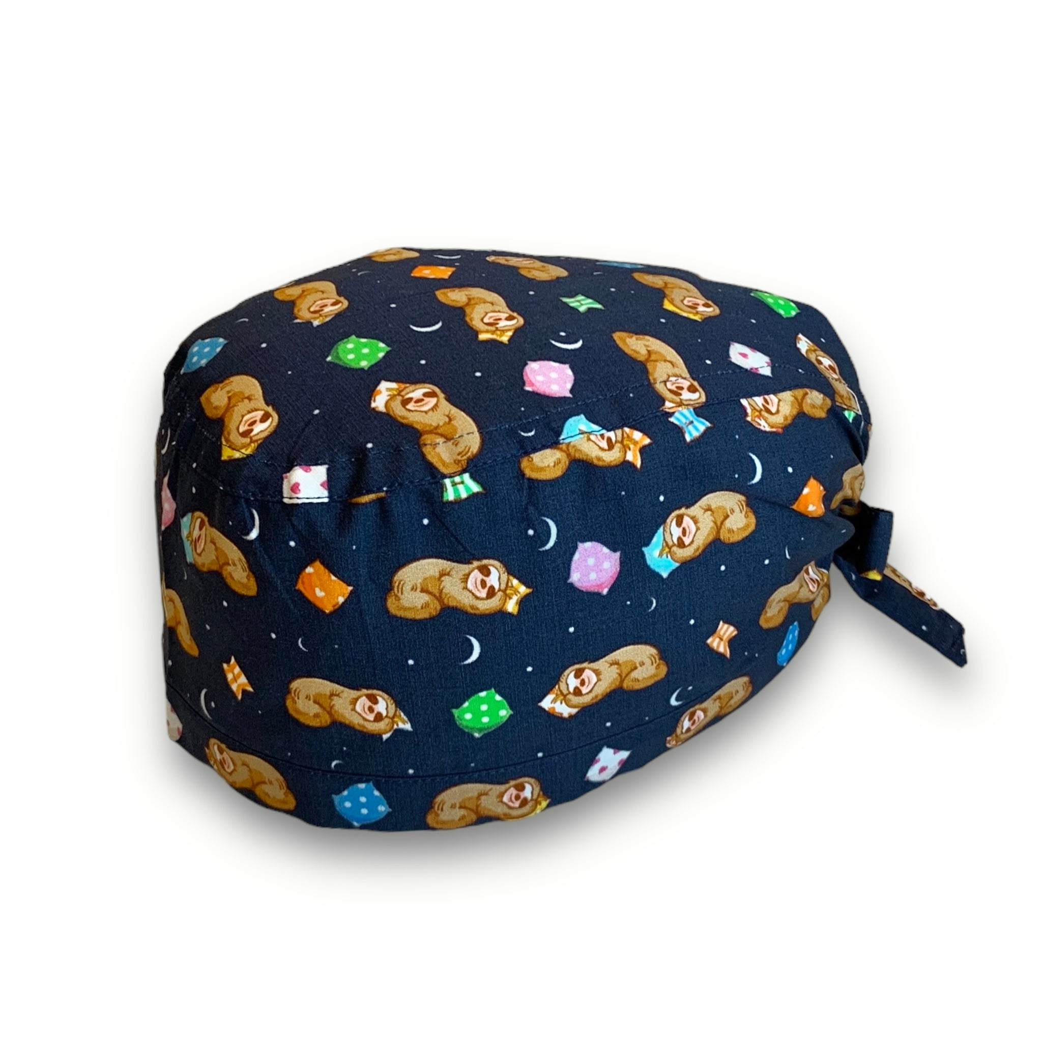 Cuffietta chirurgica blu con bradipi distesi su cuscini colorati, stelline bianche e piccole lune bianche