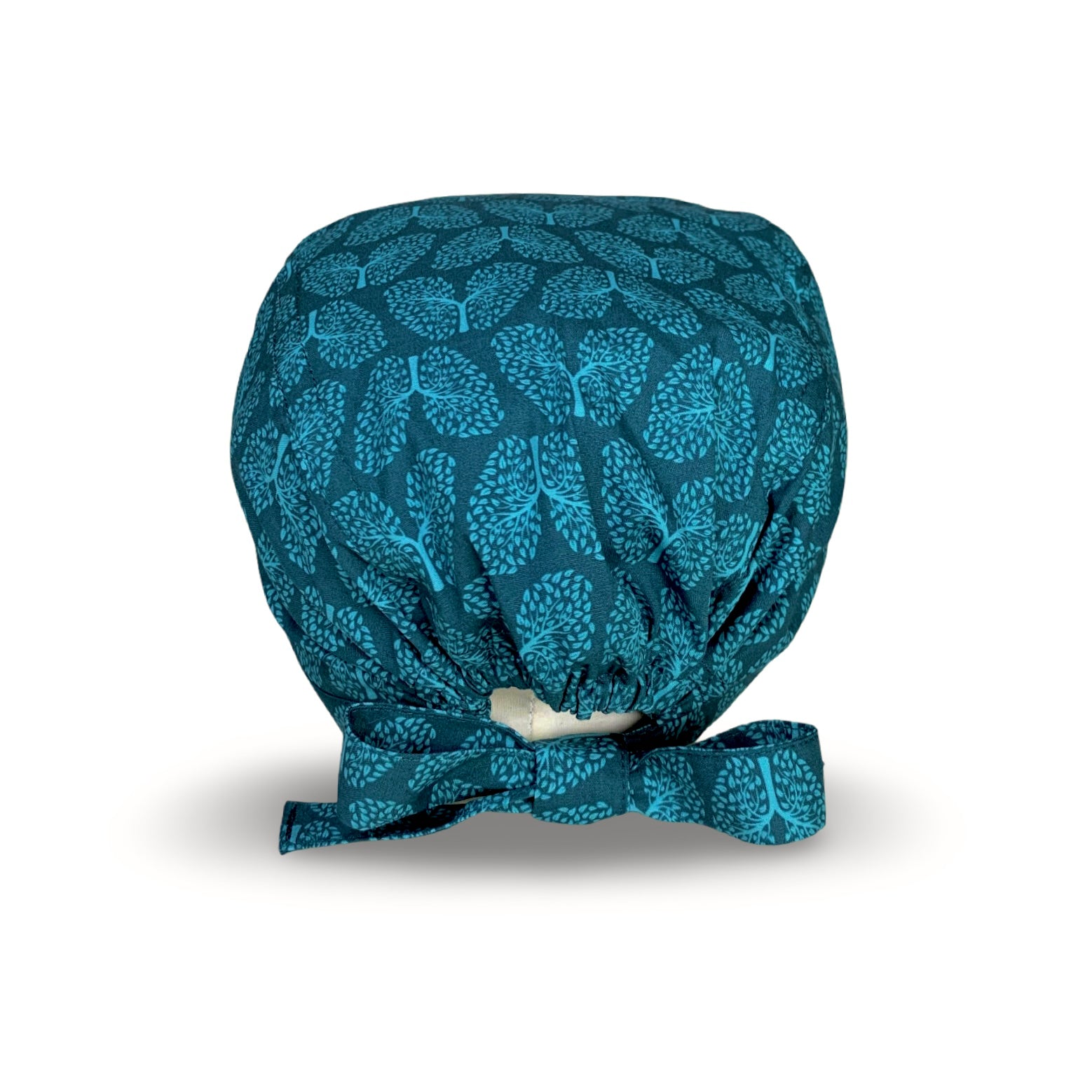 Un pattern elegante per questa cuffietta chirurgica che riproduce la struttura dell'albero bronchiale trasformandolo in piccole foglioline come se fosse un vero albero, tono su tono blu avio. Un richiamo alla salute dei nostri polmoni e alla natura.