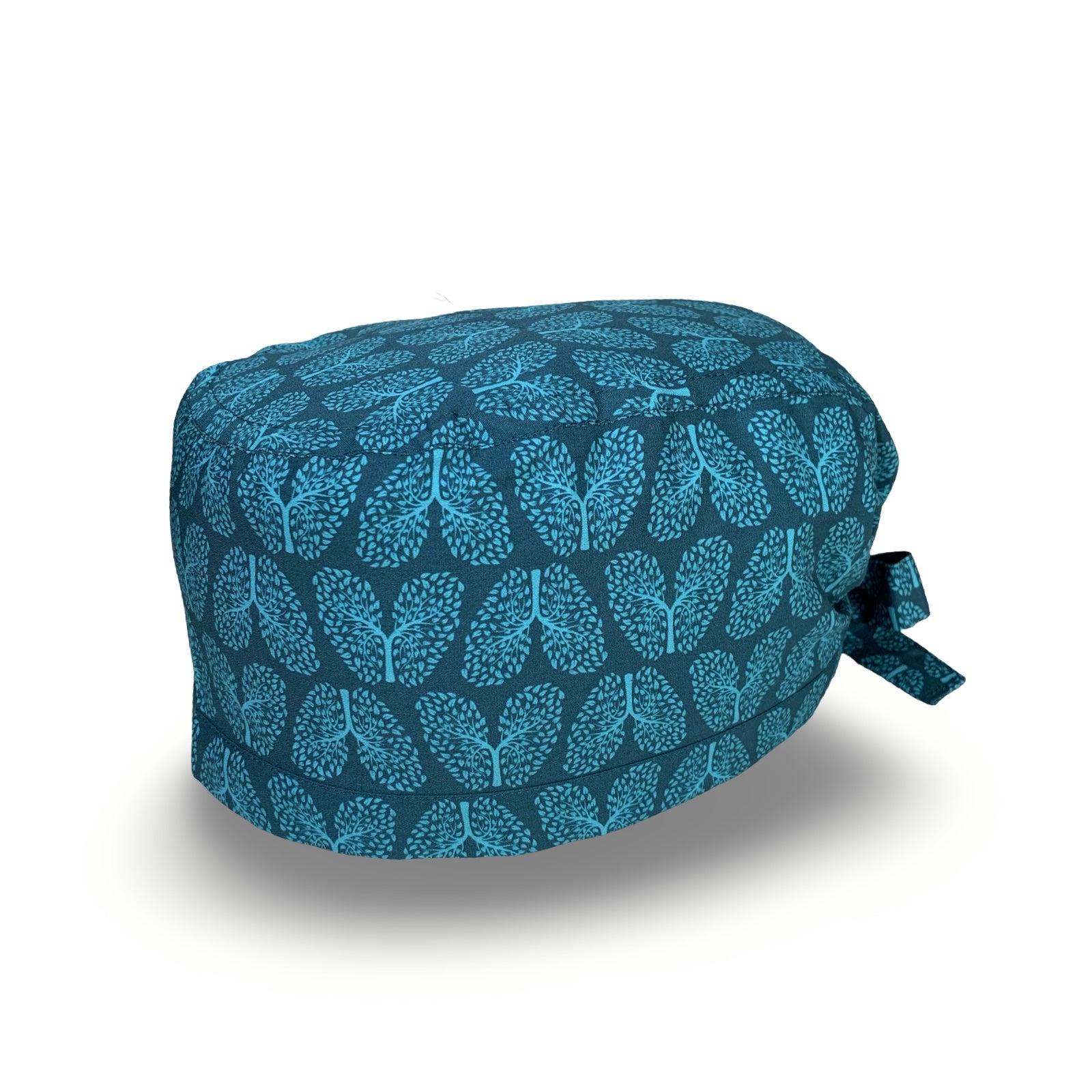 Un pattern elegante per questa cuffietta chirurgica che riproduce la struttura dell'albero bronchiale trasformandolo in piccole foglioline come se fosse un vero albero, tono su tono blu avio. Un richiamo alla salute dei nostri polmoni e alla natura.