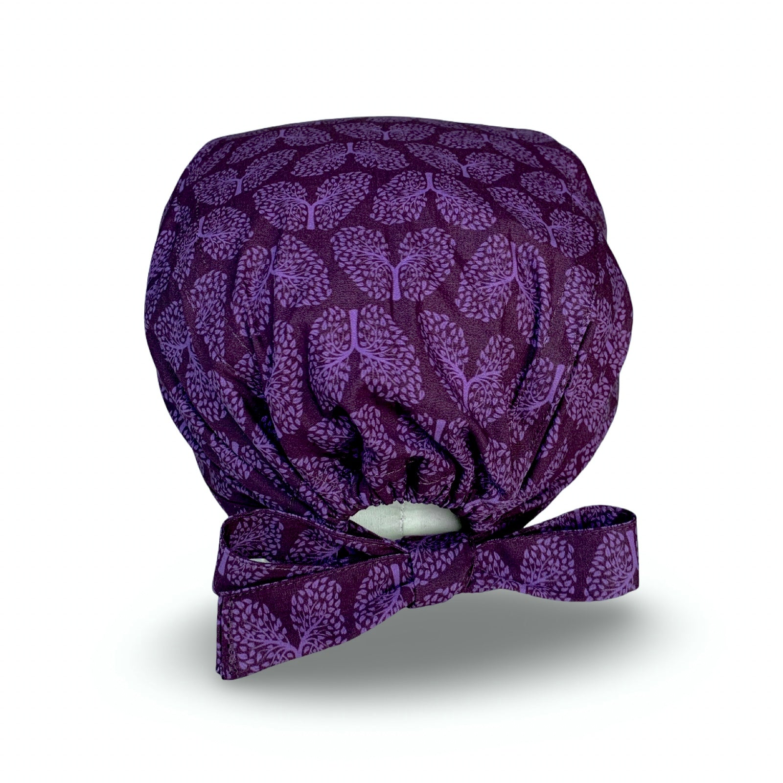Un pattern elegante per questa cuffietta chirurgica che riproduce la struttura dell'albero bronchiale trasformandolo in piccole foglioline come se fosse un vero albero, tono su tono viola. Un richiamo alla salute dei nostri polmoni e alla natura.