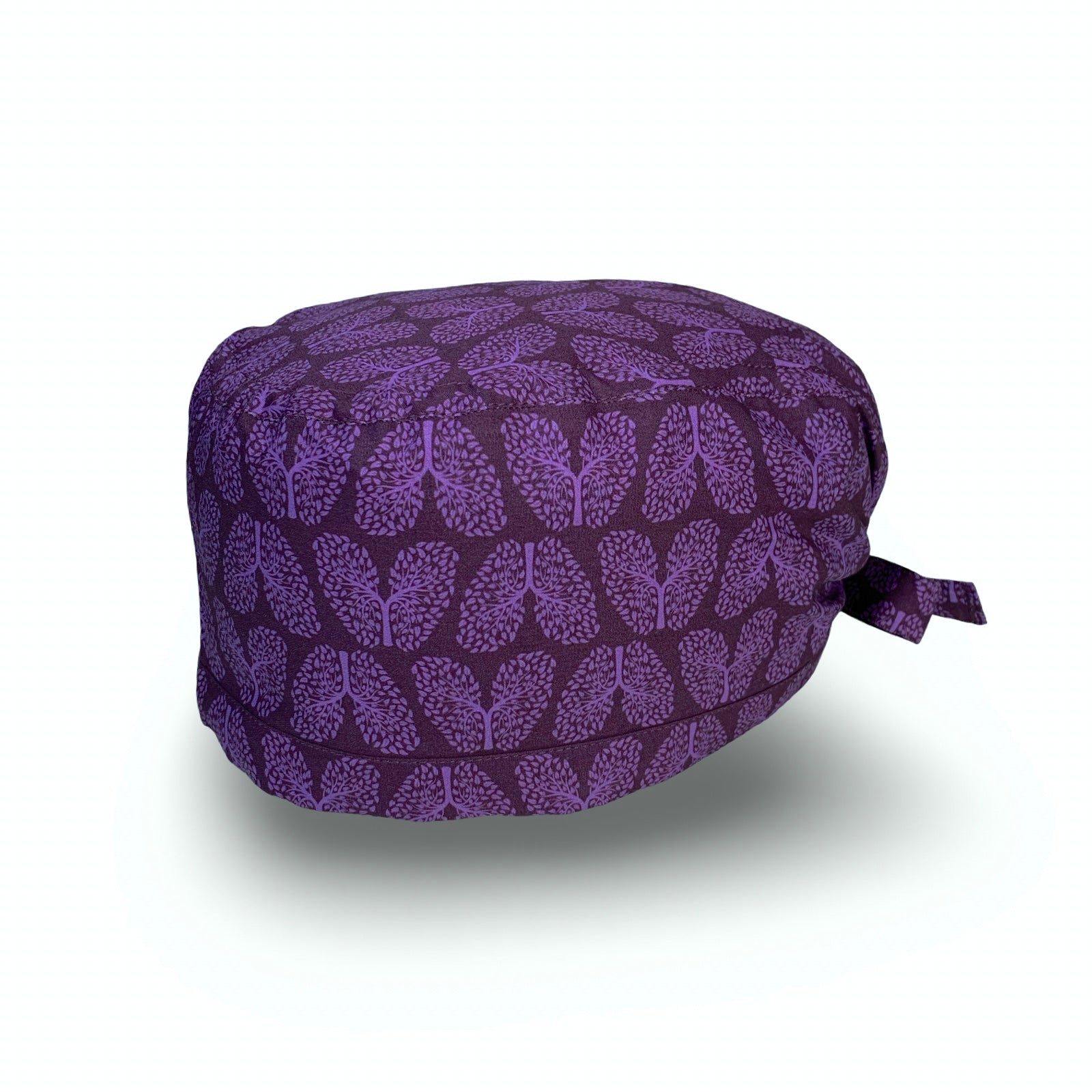 Un pattern elegante per questa cuffietta chirurgica che riproduce la struttura dell'albero bronchiale trasformandolo in piccole foglioline come se fosse un vero albero, tono su tono viola. Un richiamo alla salute dei nostri polmoni e alla natura.