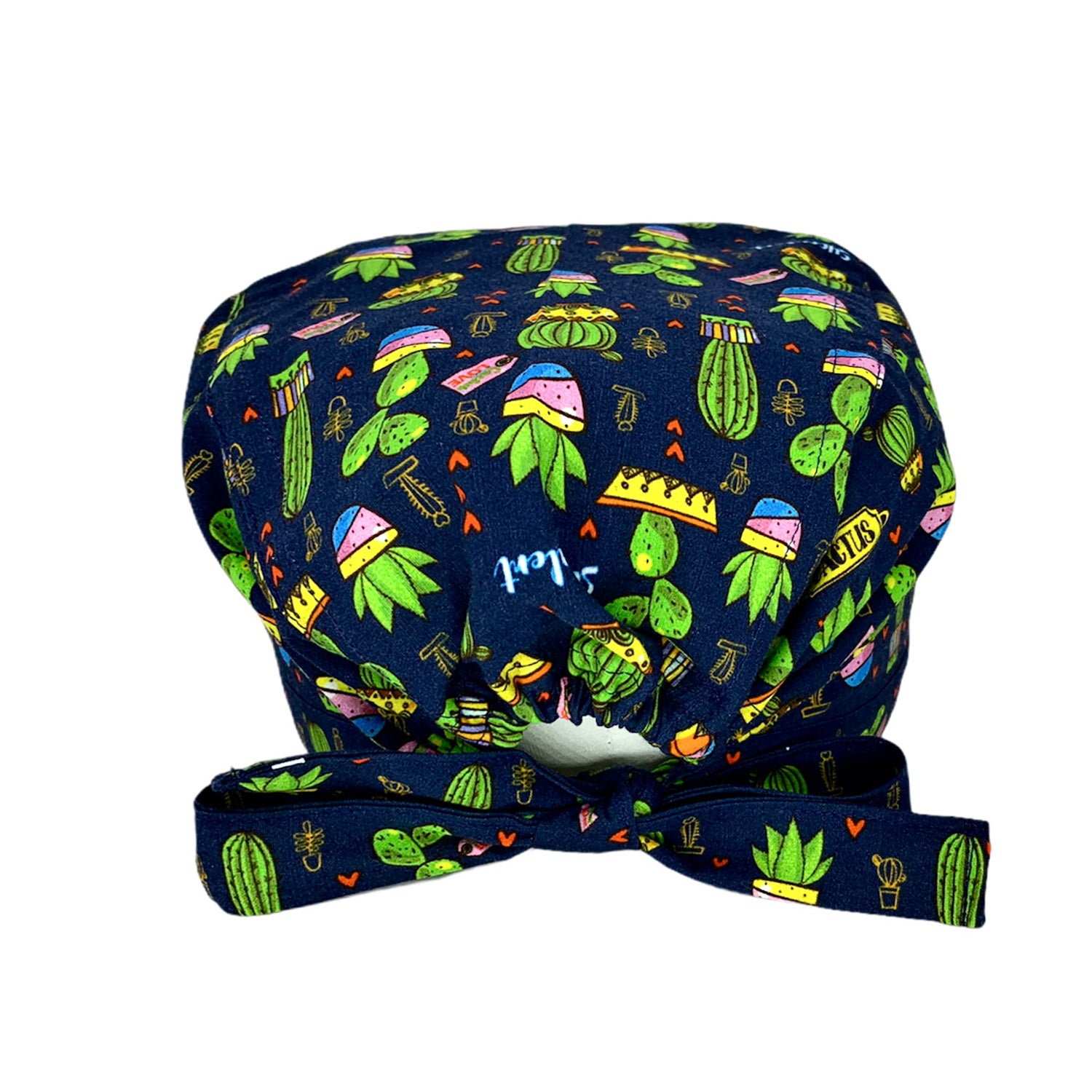 Deliziosi vasi con piante di cactus di varie forme e misure si alternano a piccoli cuoricini, come farne a meno? Sfondo blu