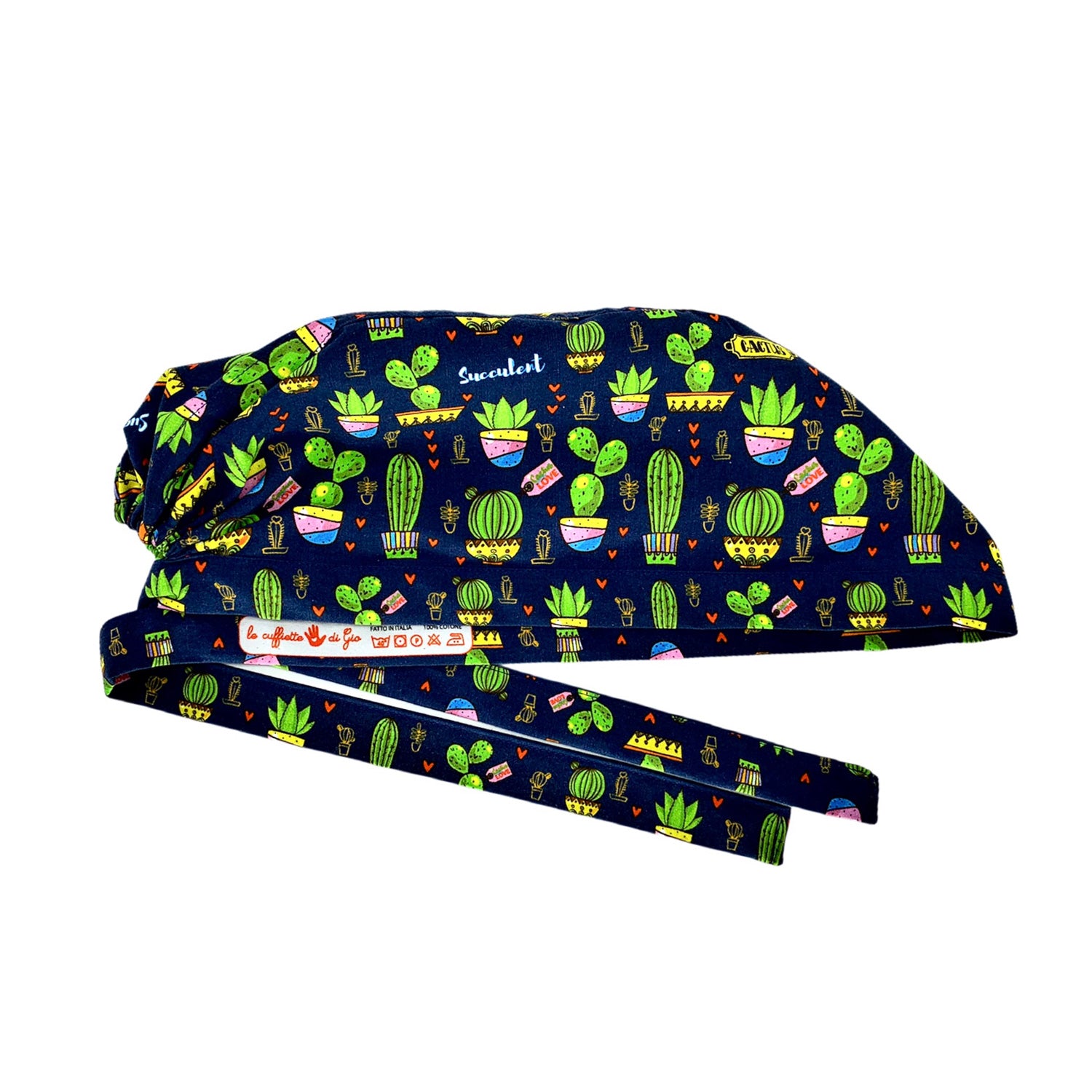 Deliziosi vasi con piante di cactus di varie forme e misure si alternano a piccoli cuoricini, come farne a meno? Sfondo blu