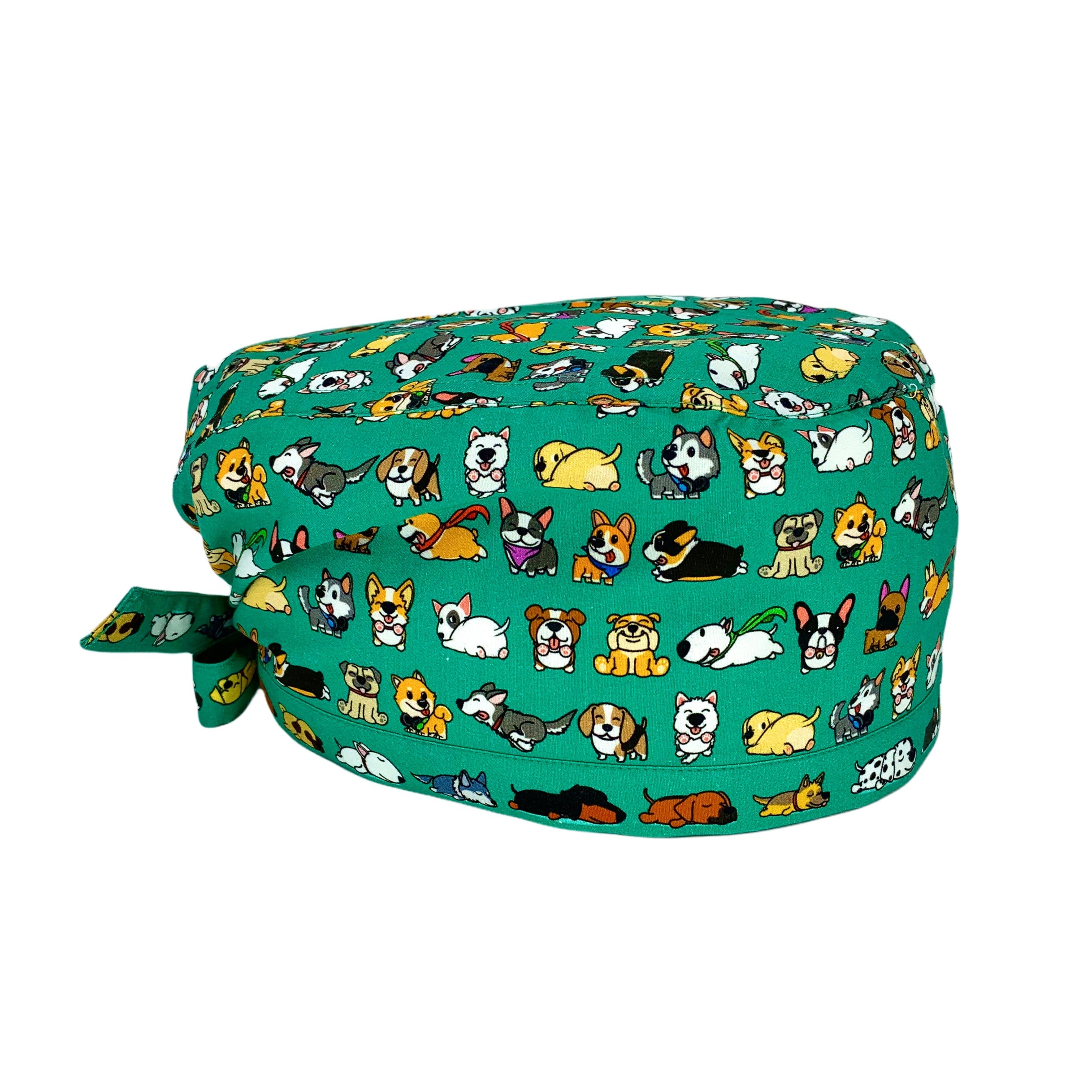 Tanti deliziosi cagnolini si rincorrono, dormono e fanno le smorfie! Irresistibili! Sfondo verde chirurgico