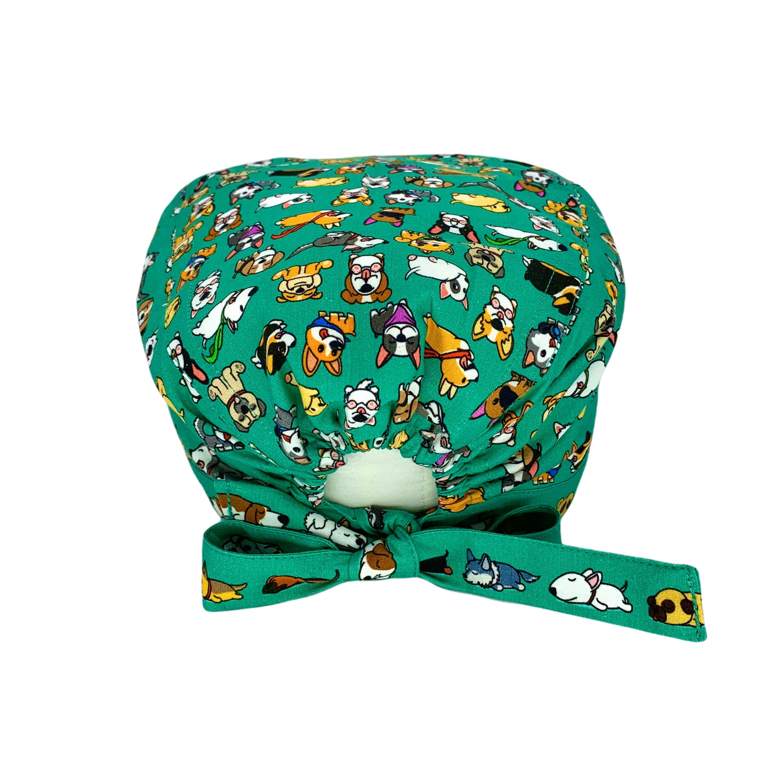 Tanti deliziosi cagnolini si rincorrono, dormono e fanno le smorfie! Irresistibili! Sfondo verde chirurgico