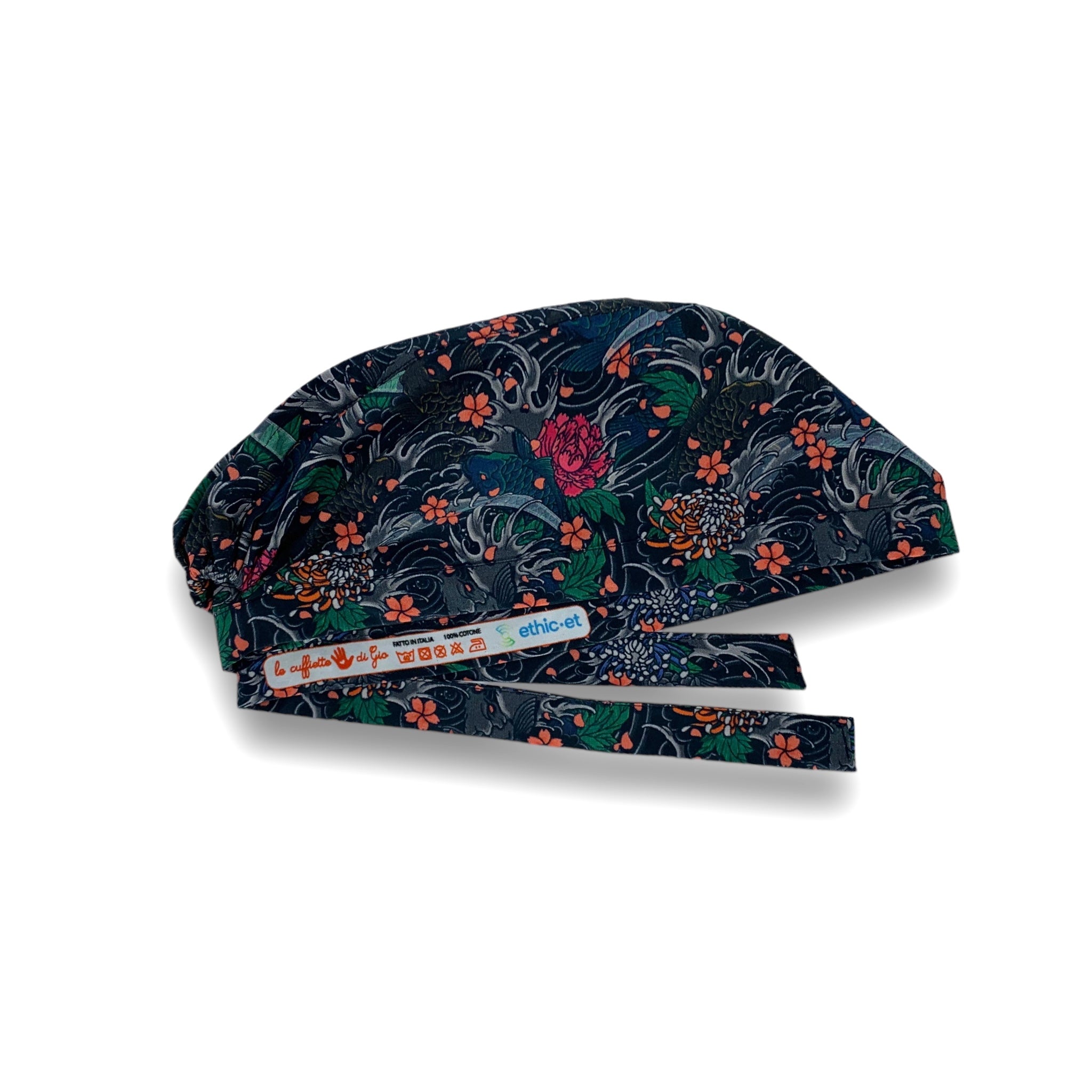 Un raffinato disegno giapponese su sfondo scuro, nelle tonatiltà del blu, grigio e verde, illuminato dal magenta e dall'arancione dei fiori.