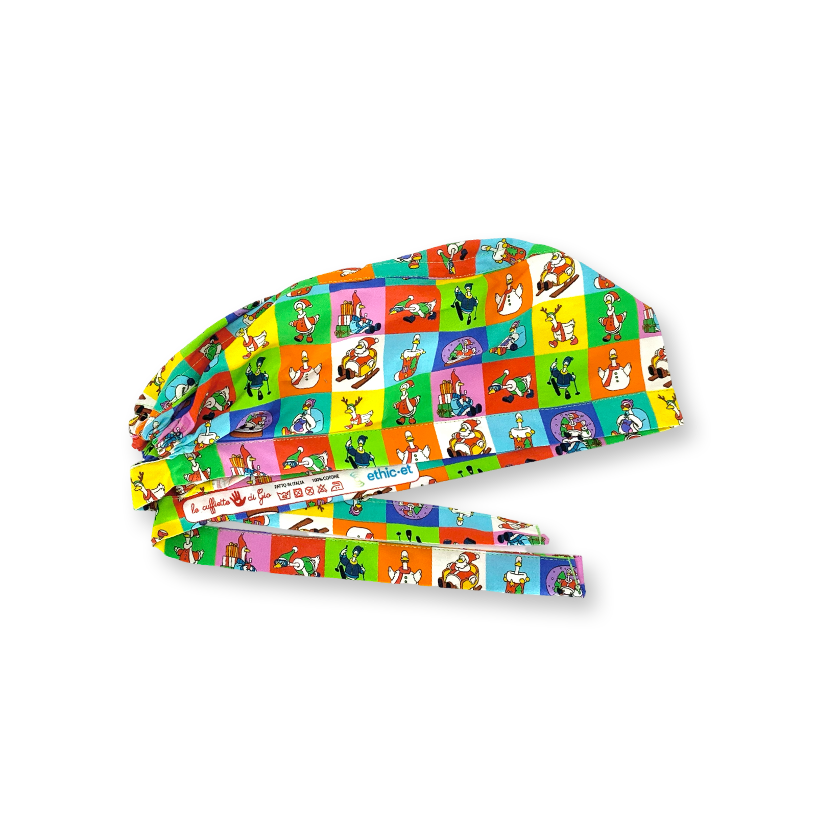 Un'oca esilarante si staglia sfondi coloratissimi ritratta in atteggiamenti tipici del periodo natalizio: sugli sci, travestita da renna, protagonista di una snow ball... per un Natale spiritoso e non convenzionale.