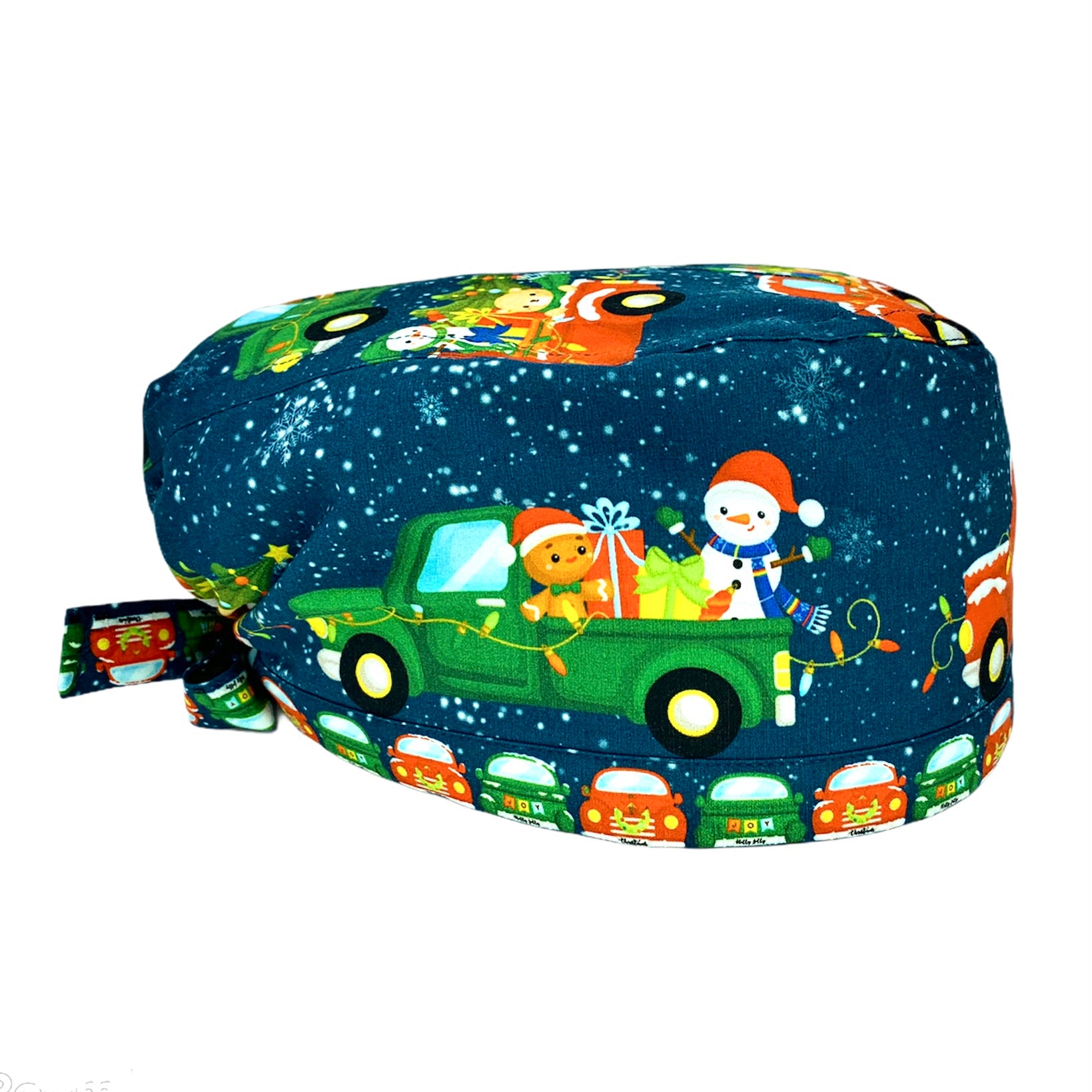 Cuffietta sfondo blu avio con un furgoncino che arriva davanti alla tua porta di casa carico di alberi di natale, pupazzi di neve e gingerbread man