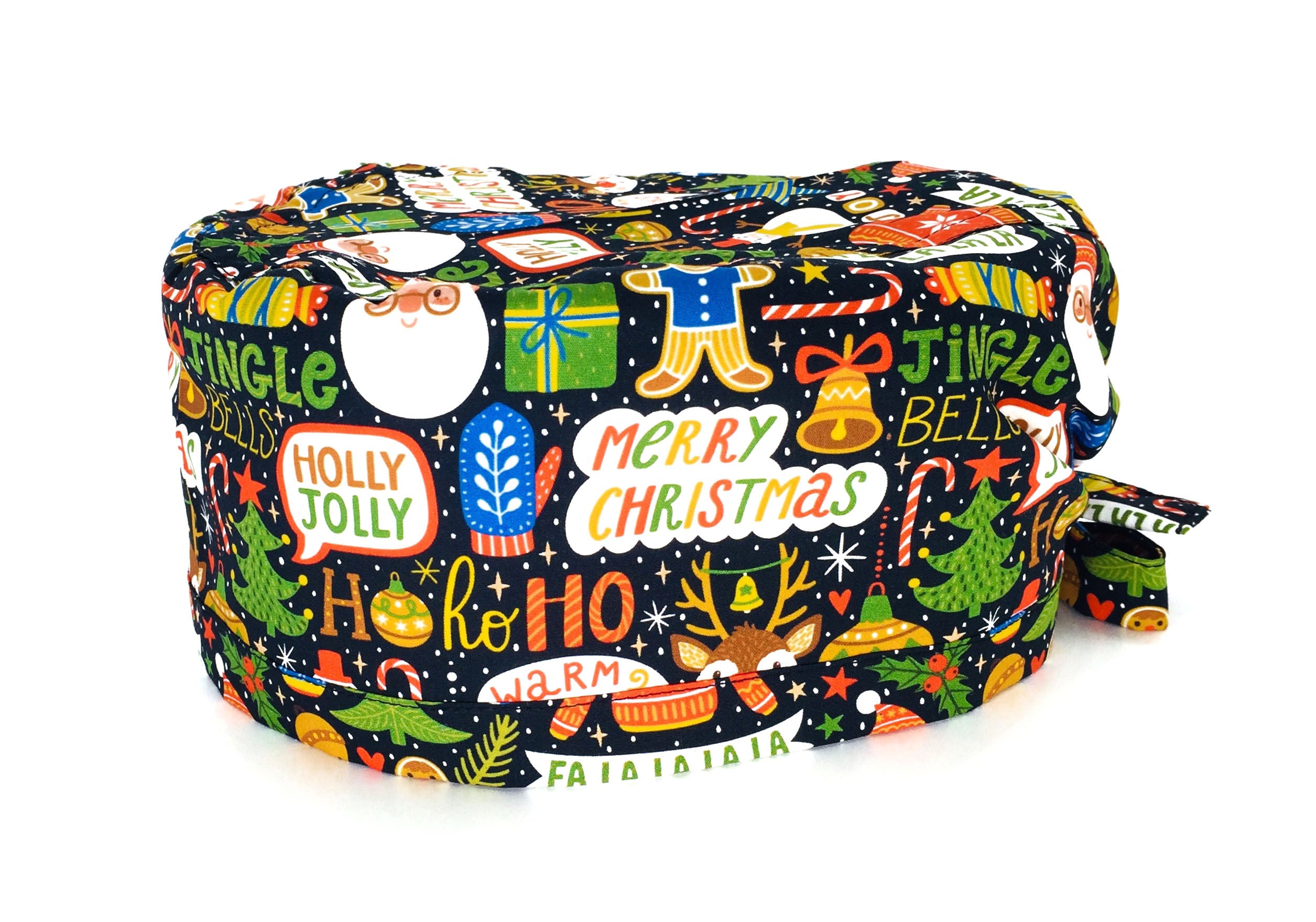 Se nel periodo natalizio canticchi sempre questa è la cuffietta per te! Falalala su tutta la cuffia con i simboli iconici del Natale. Sfondo nero