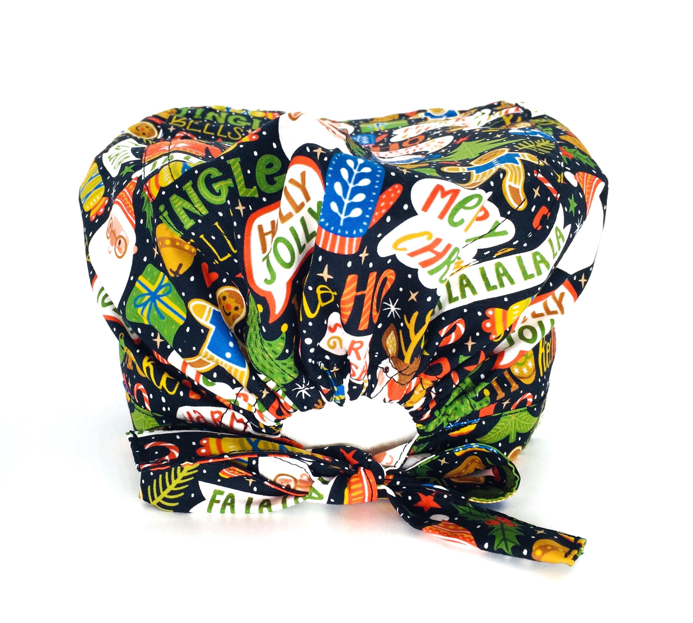 Se nel periodo natalizio canticchi sempre questa è la cuffietta per te! Falalala su tutta la cuffia con i simboli iconici del Natale. Sfondo nero