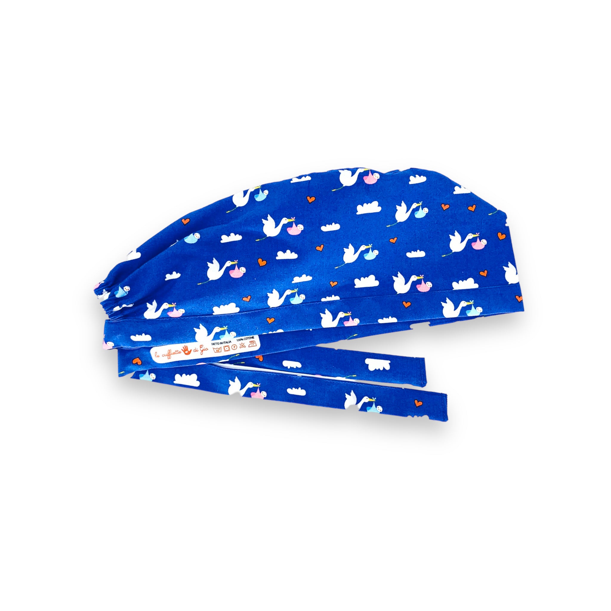 Tante piccole cicogne portano bebè rosa e azzurri fra nuvolette e cuoricini su sfondo blu