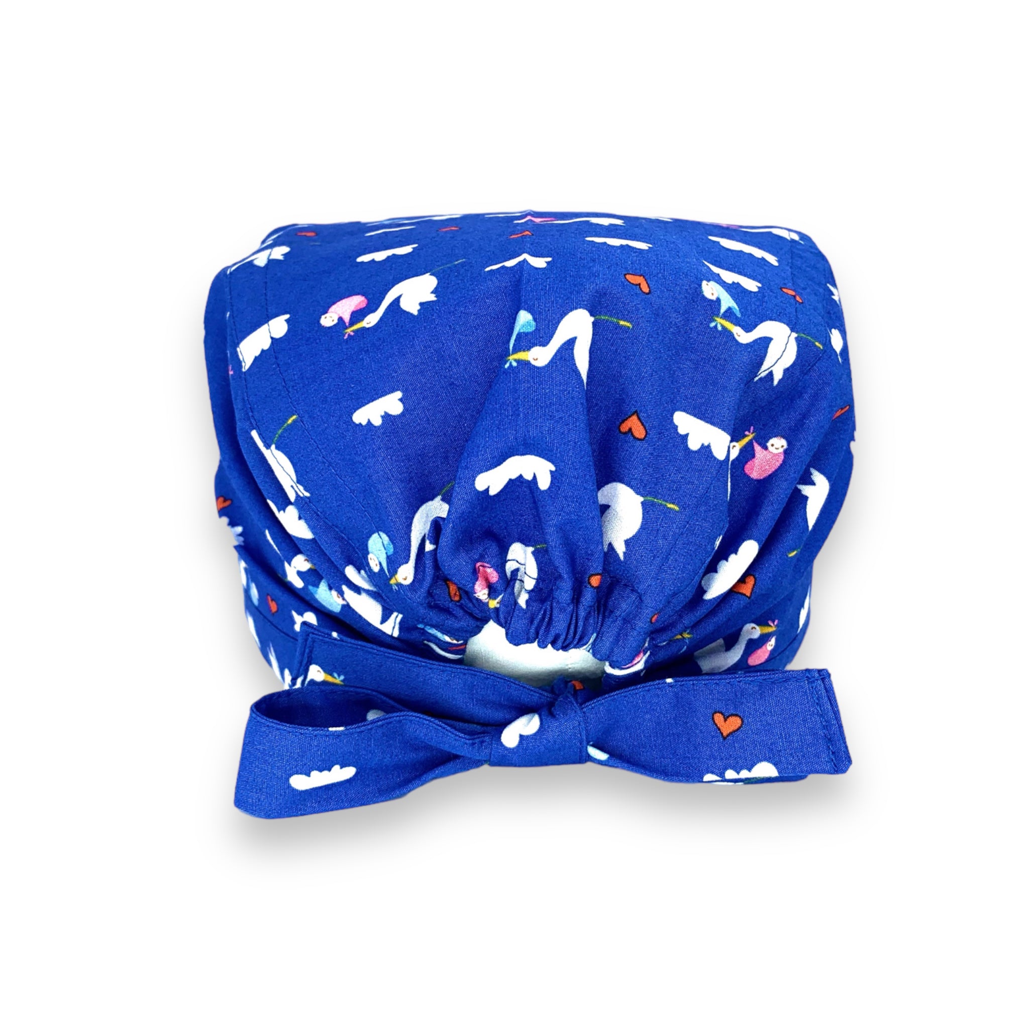 Tante piccole cicogne portano bebè rosa e azzurri fra nuvolette e cuoricini su sfondo blu