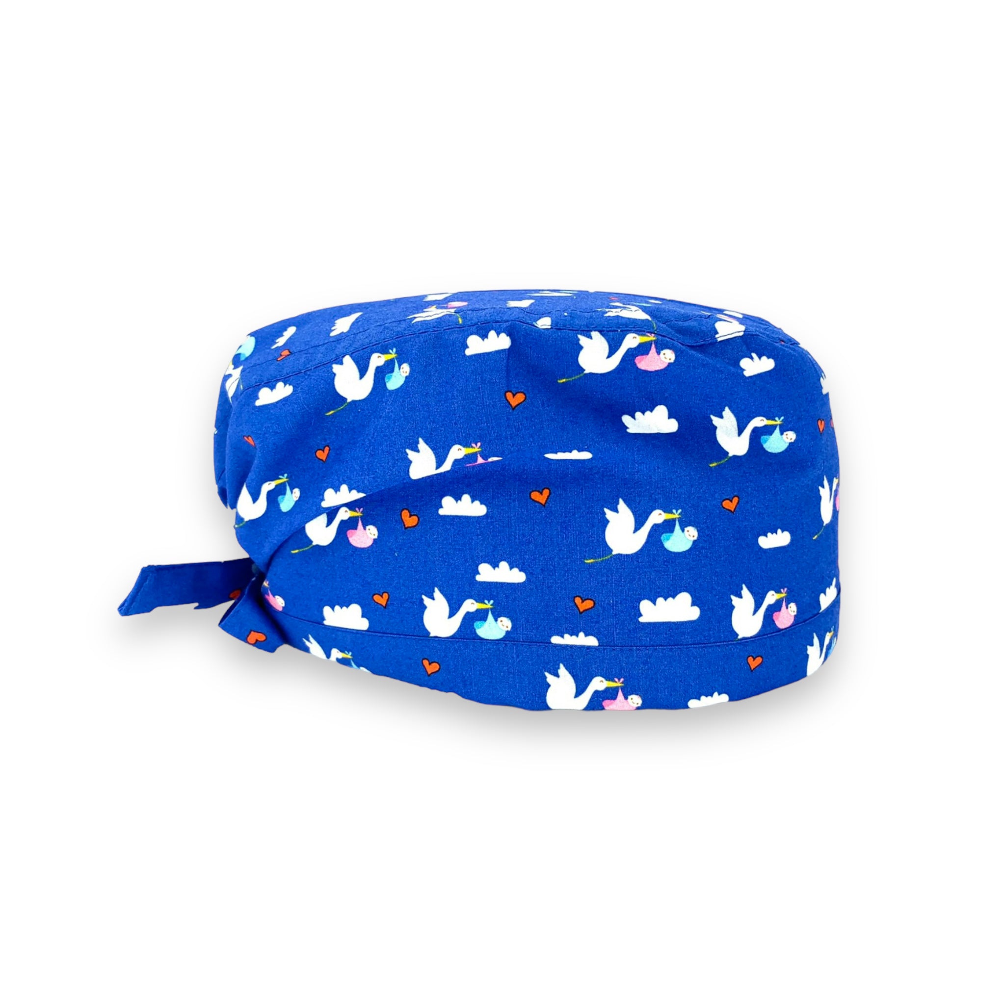 Tante piccole cicogne portano bebè rosa e azzurri fra nuvolette e cuoricini su sfondo blu