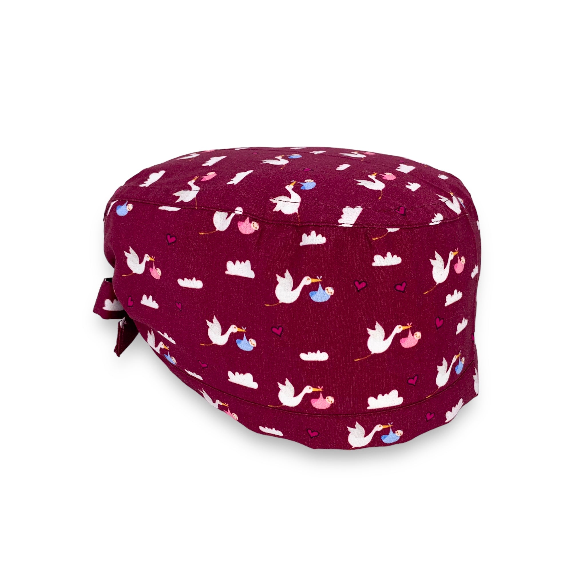 Tante piccole cicogne portano bebè rosa e azzurri fra nuvolette e cuoricini su sfondo bordeaux