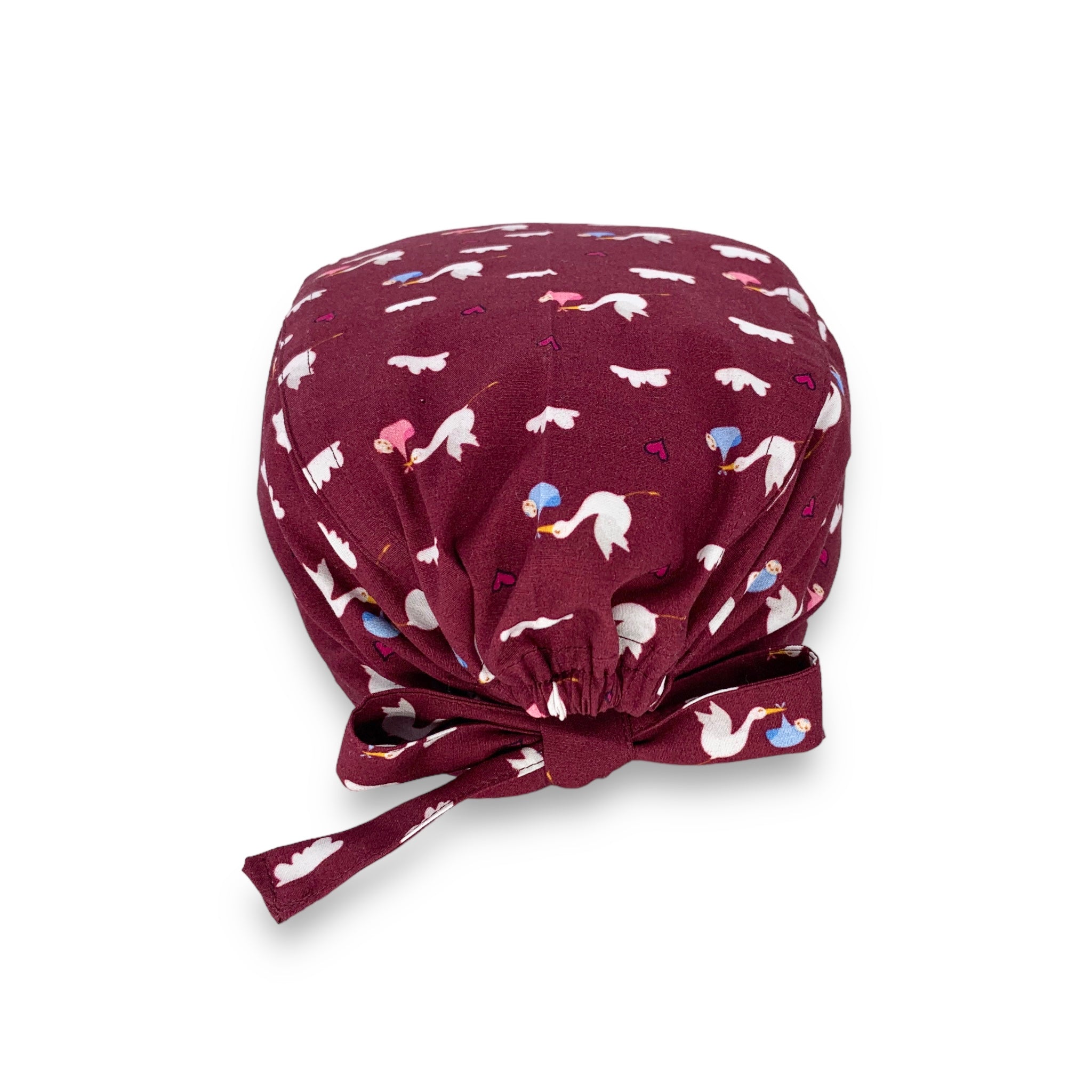 Tante piccole cicogne portano bebè rosa e azzurri fra nuvolette e cuoricini su sfondo bordeaux