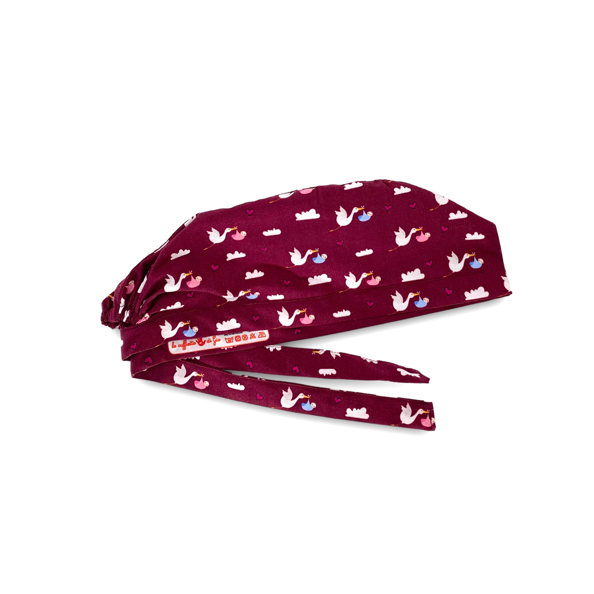 Tante piccole cicogne portano bebè rosa e azzurri fra nuvolette e cuoricini su sfondo bordeaux