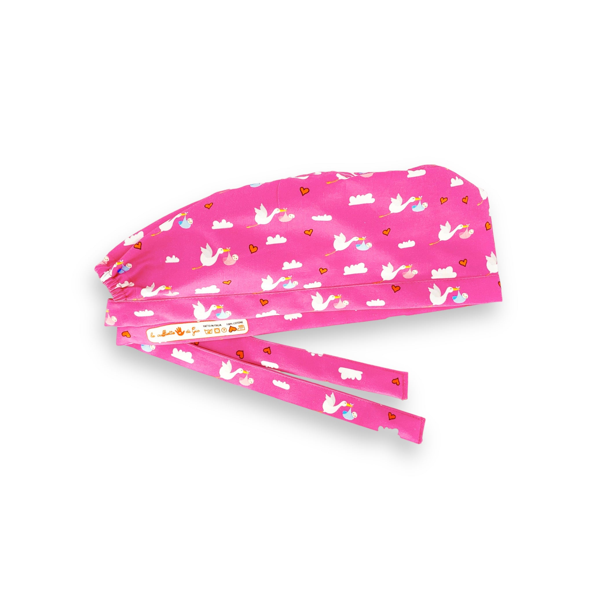 Tante piccole cicogne portano bebè rosa e azzurri fra nuvolette e cuoricini su sfondo fucsia