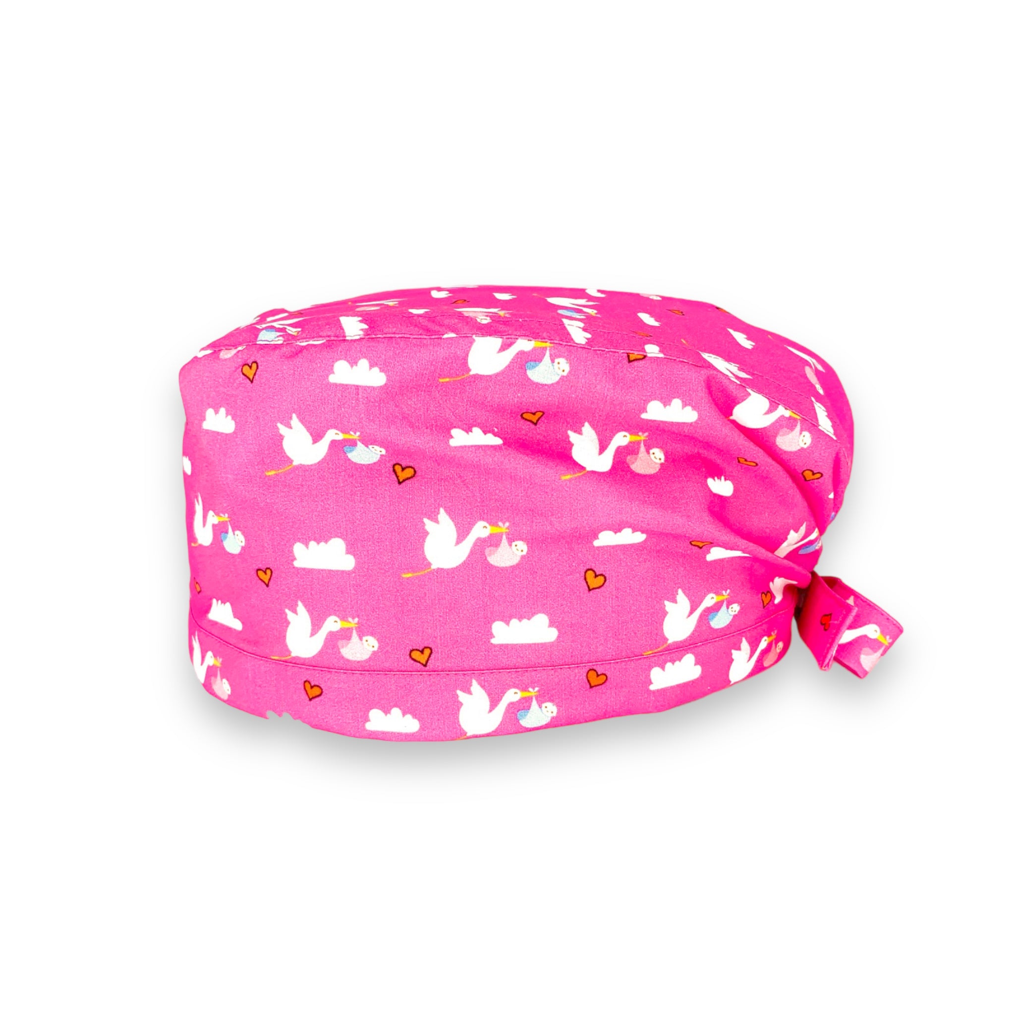 Tante piccole cicogne portano bebè rosa e azzurri fra nuvolette e cuoricini su sfondo fucsia