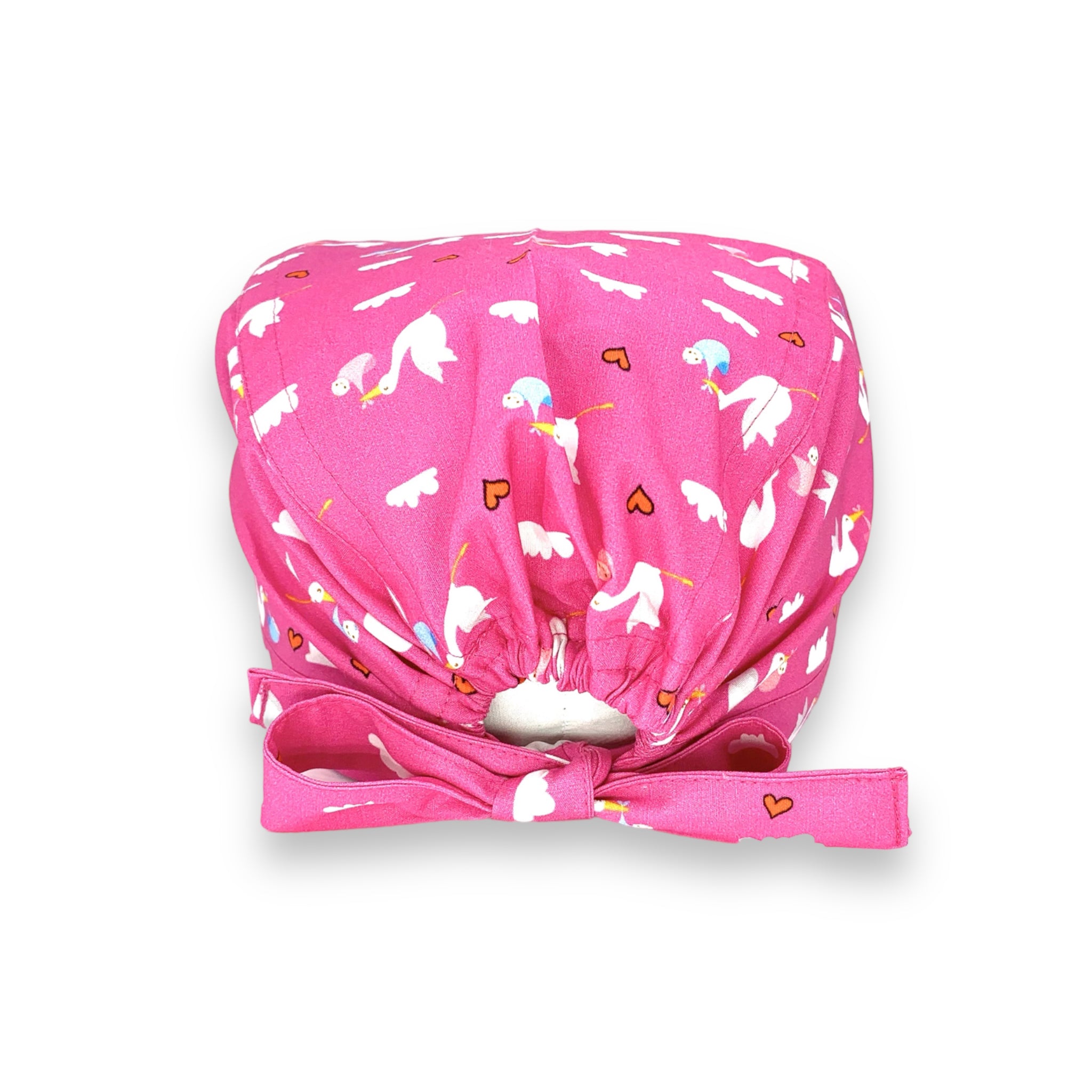 Tante piccole cicogne portano bebè rosa e azzurri fra nuvolette e cuoricini su sfondo fucsia