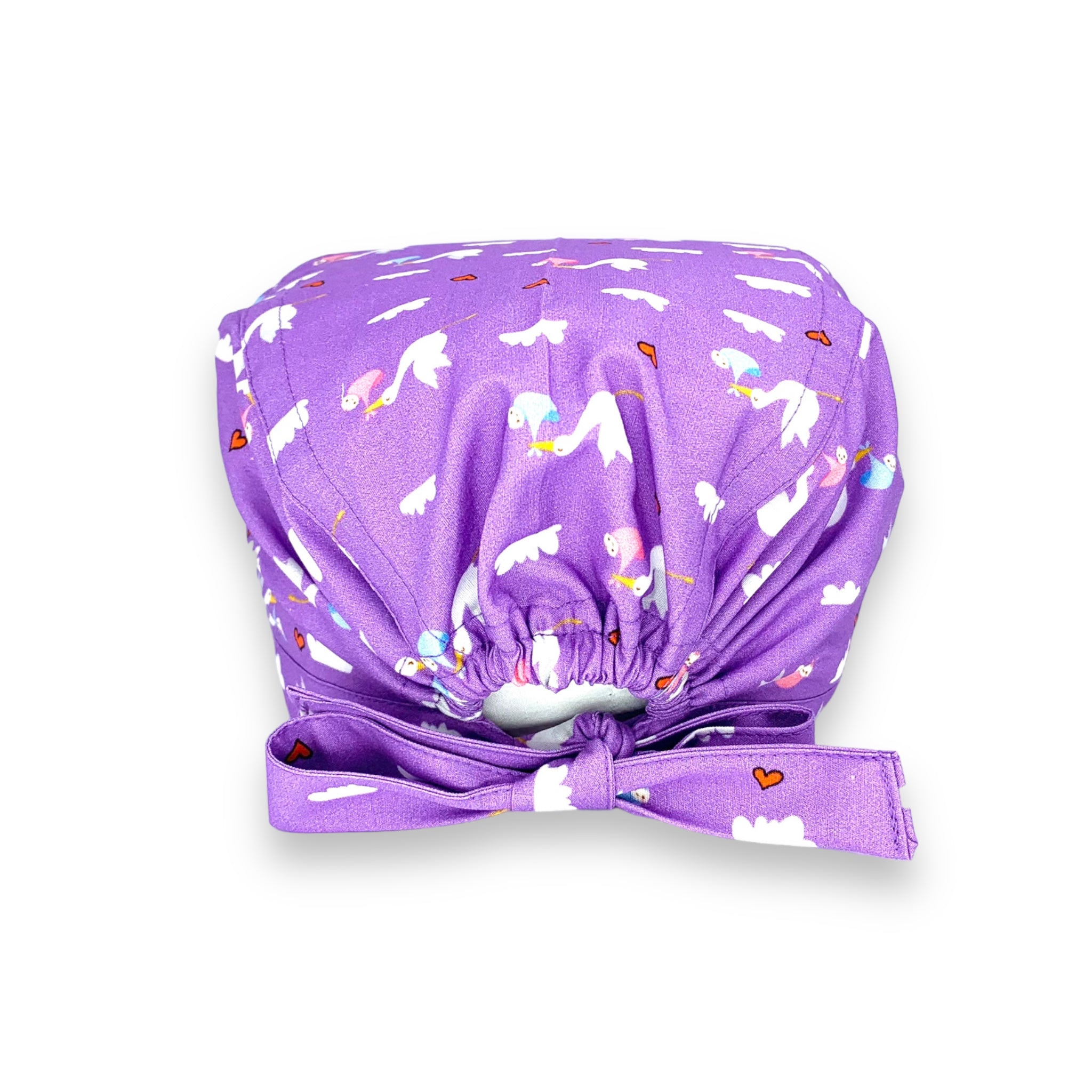 Tante piccole cicogne portano bebè rosa e azzurri fra nuvolette e cuoricini su sfondo lilla