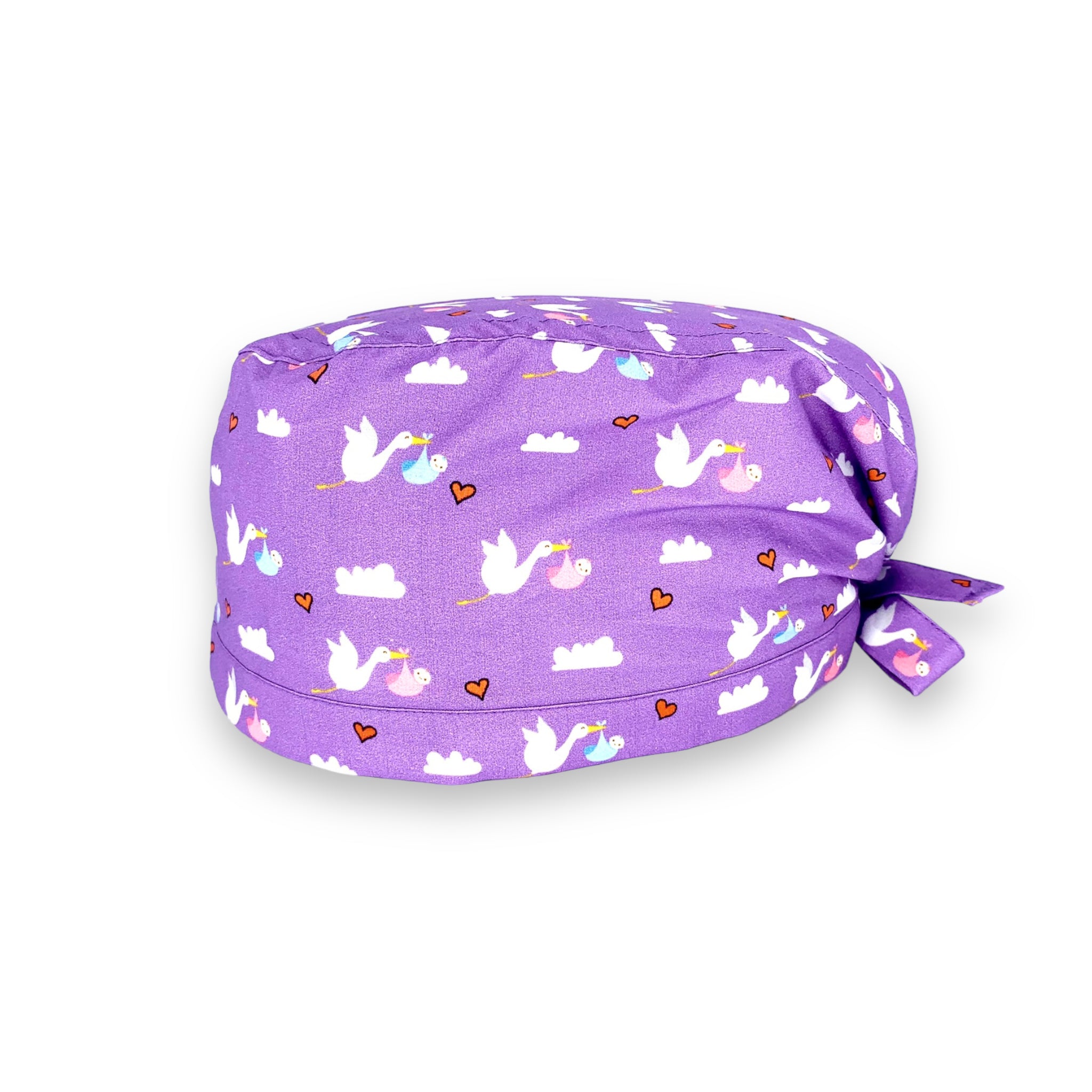 Tante piccole cicogne portano bebè rosa e azzurri fra nuvolette e cuoricini su sfondo lilla