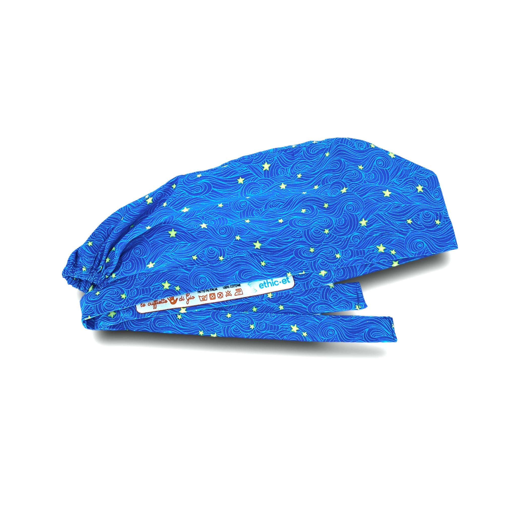 Un cielo blu cobalto movimentato da onde azzurre ospita tante piccole stelline gialle.