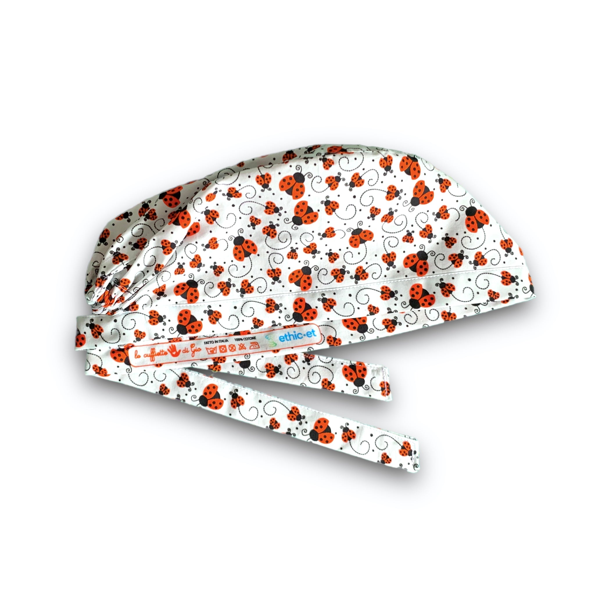 La cuffietta portafortuna per eccellenza! Tante piccole coccinelle svolazzanti su sfondo bianco.