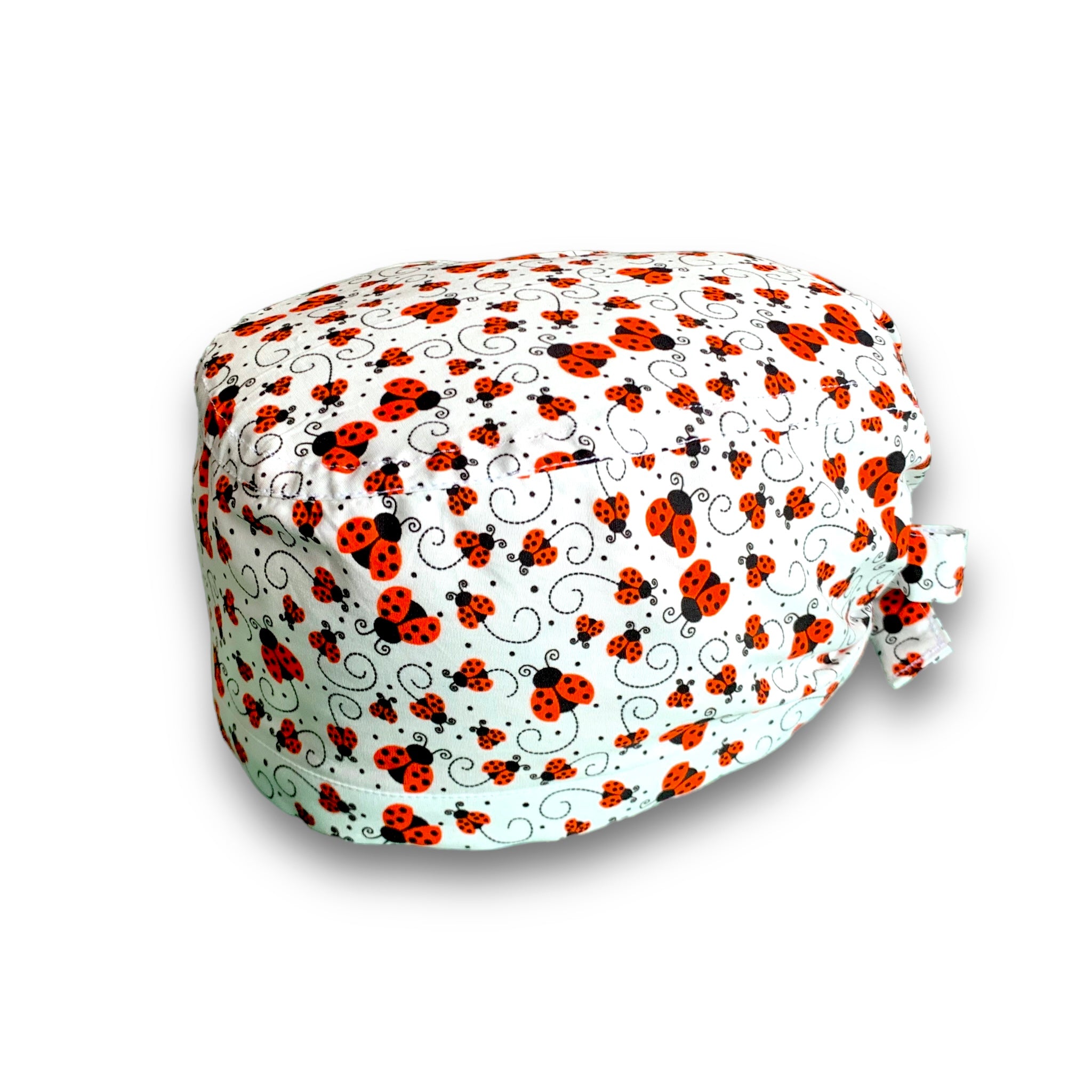 La cuffietta portafortuna per eccellenza! Tante piccole coccinelle svolazzanti su sfondo bianco.