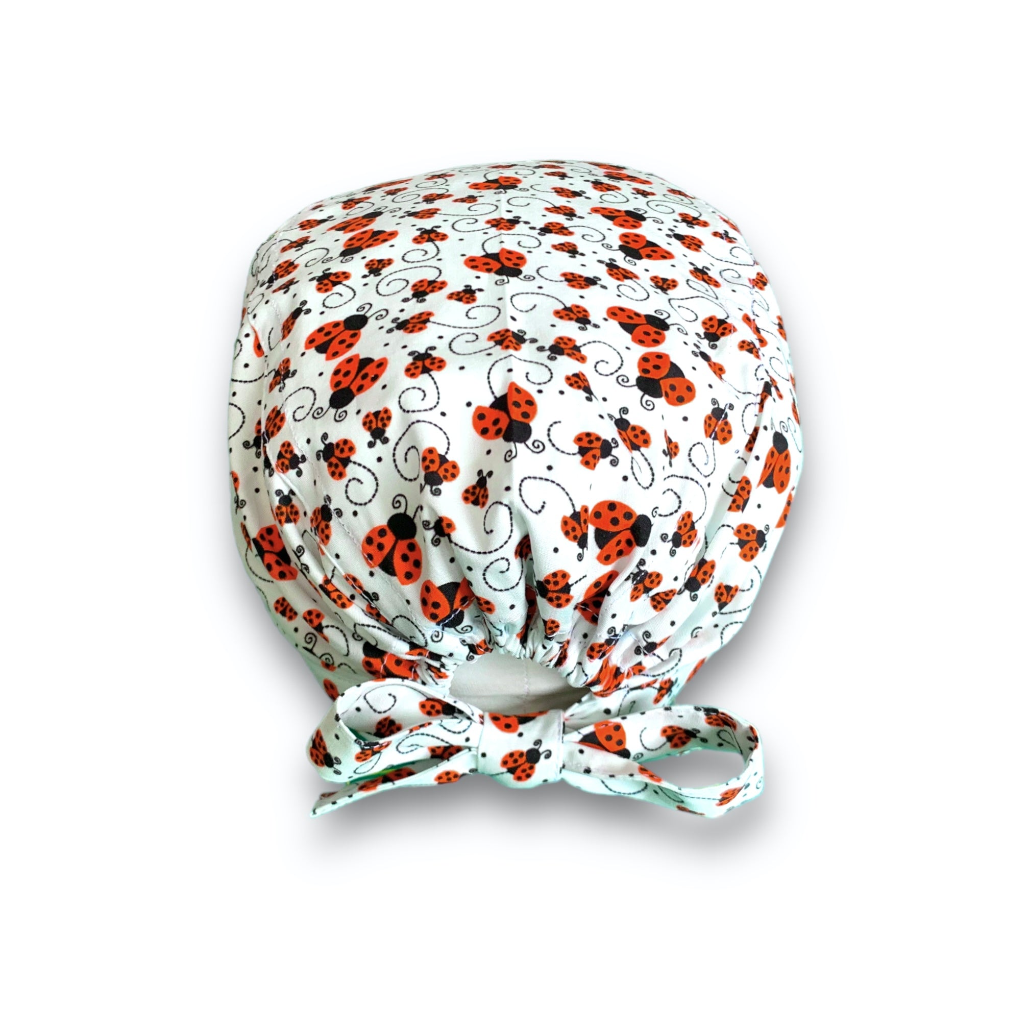 La cuffietta portafortuna per eccellenza! Tante piccole coccinelle svolazzanti su sfondo bianco.