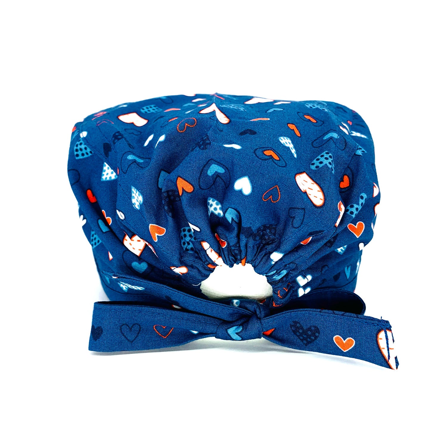 Cuoricini sparsi di forme diverse rossi, azzurri e bianchi su base blu medio