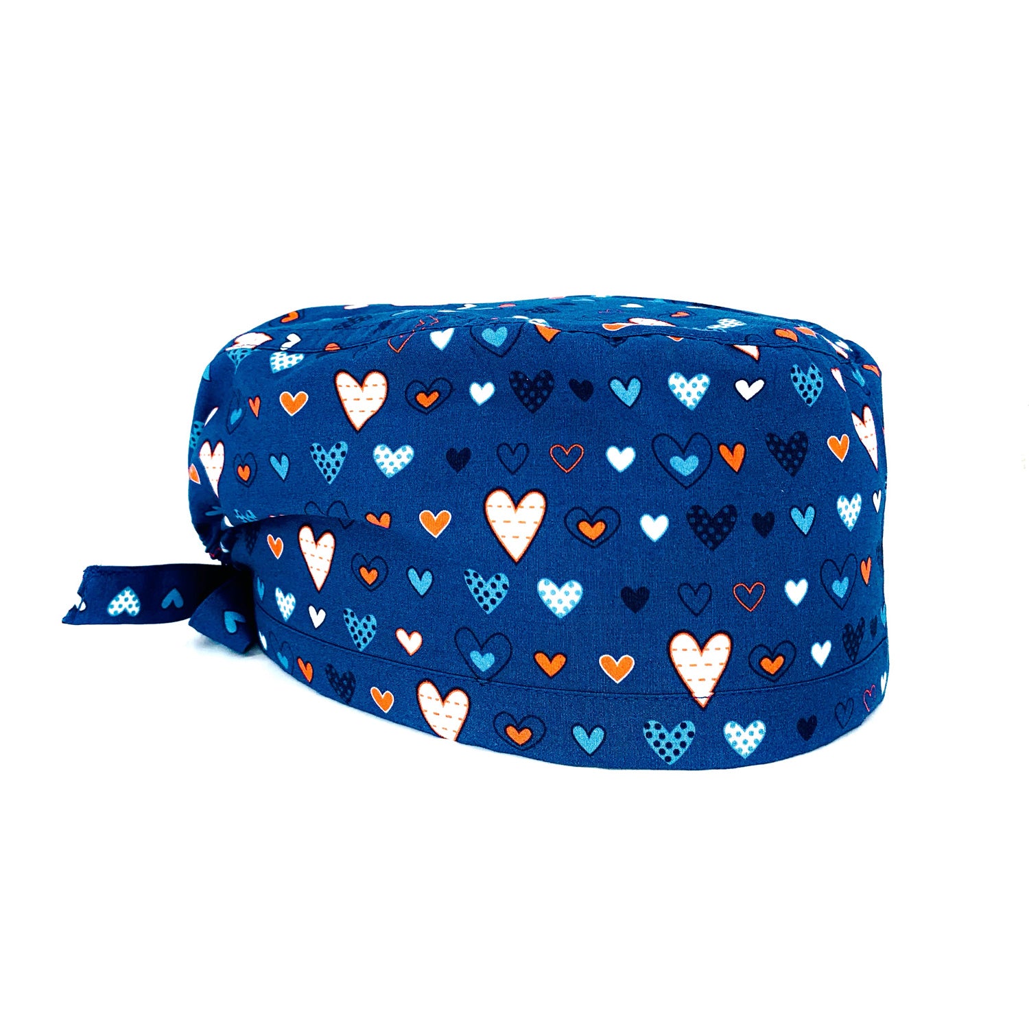 Cuoricini sparsi di forme diverse rossi, azzurri e bianchi su base blu medio