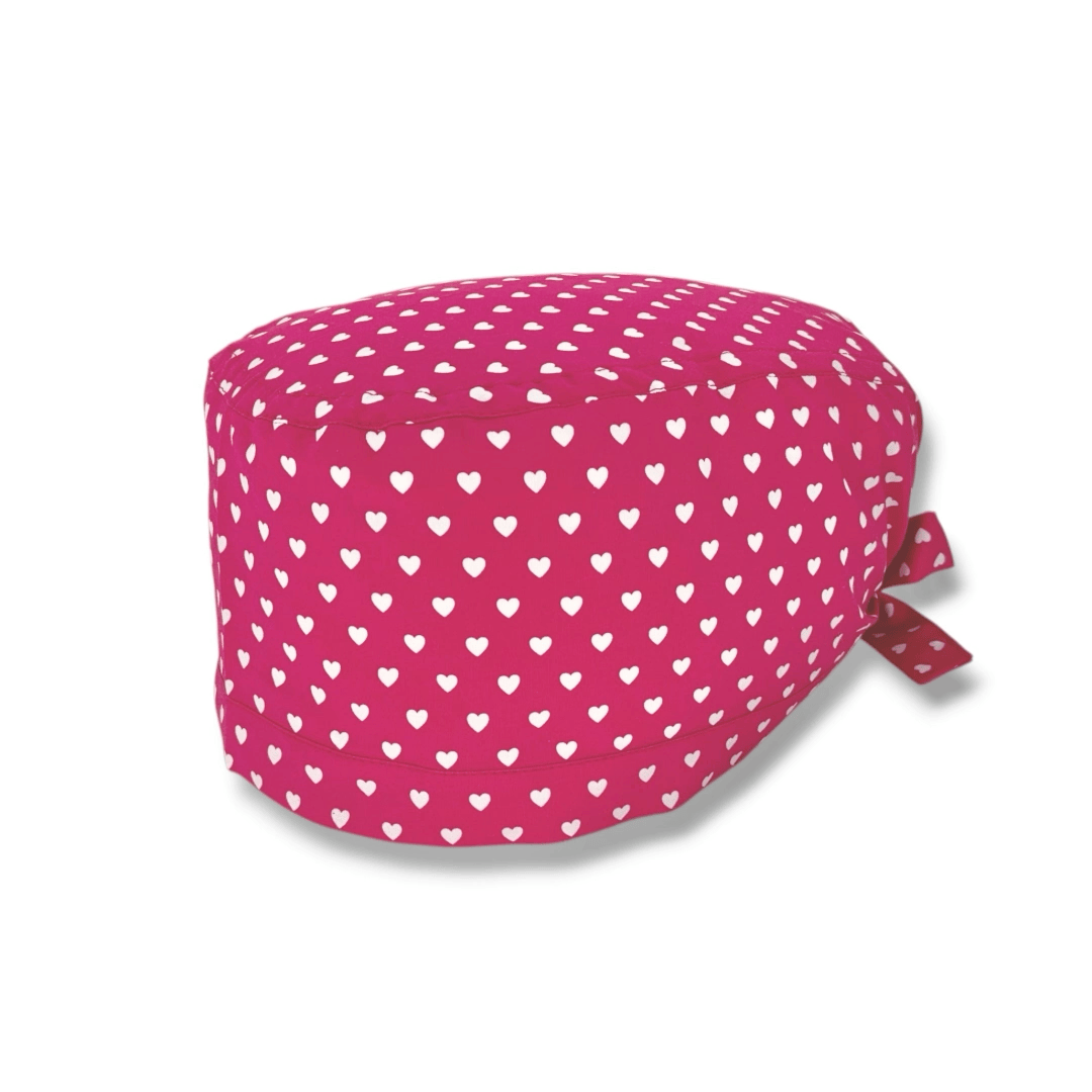 Piccoli cuoricini come pois su base tinta unita.
Cuori bianchi su blu; cuori bianchi su magenta; cuori bianchi su turchese; cuori rossi su bianco. Semplice ed elegante.