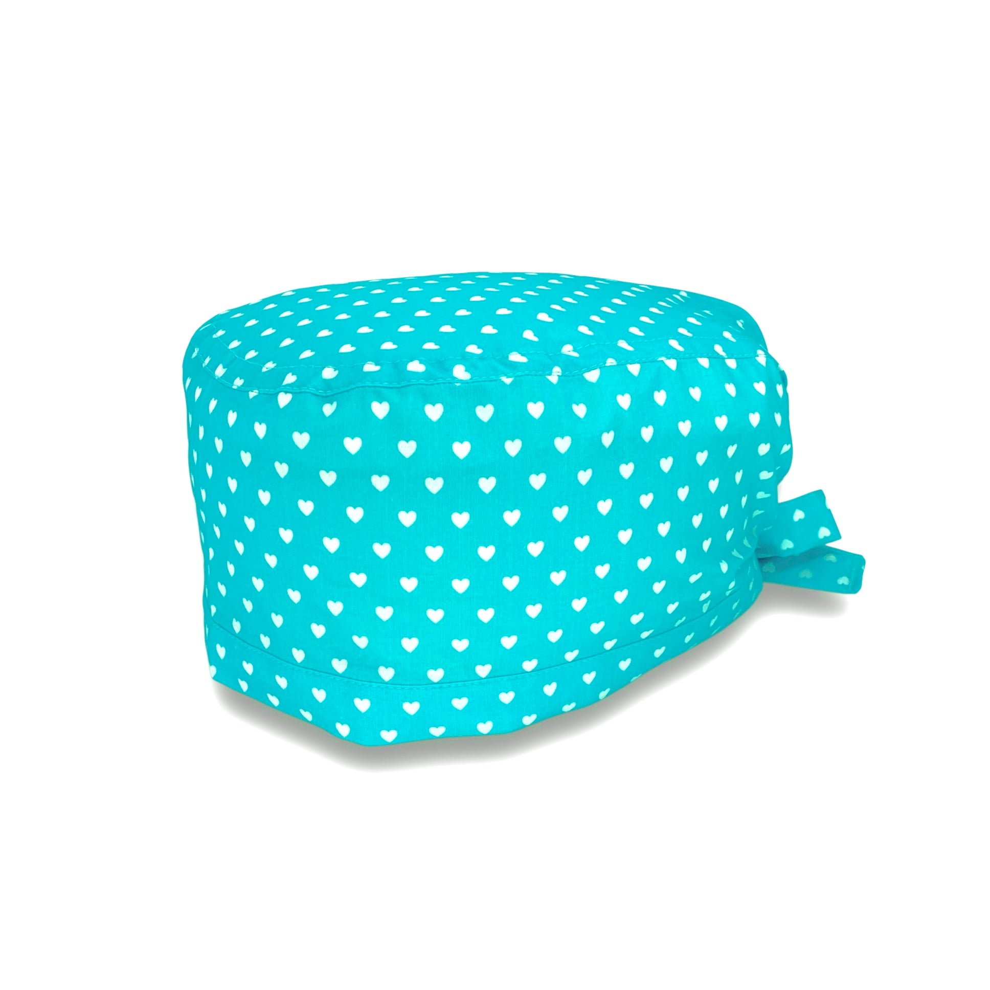 Piccoli cuoricini come pois su base tinta unita.
Cuori bianchi su turchese. Semplice ed elegante.