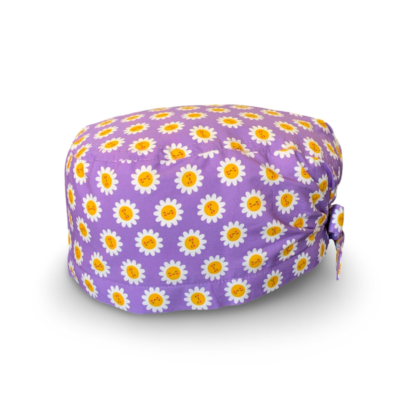 La bellezza di questa cuffietta chirurgica sta nella sua semplicità e nell'esplosività dei colori: piccole margherite con faccine sorridenti su sfondo lilla o turchese.