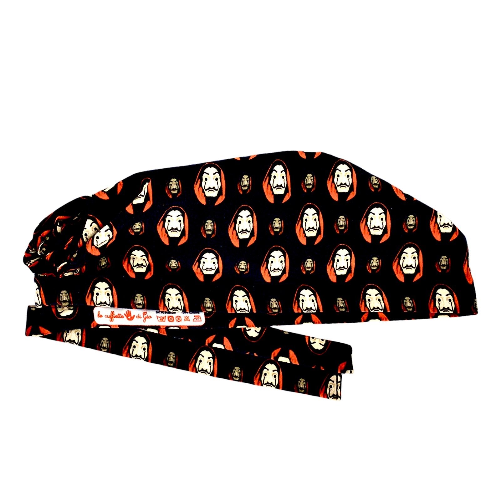 Il volto iconico di Salvador Dalì, trasformato in una maschera dalla famosa serie tv, sfondo nero